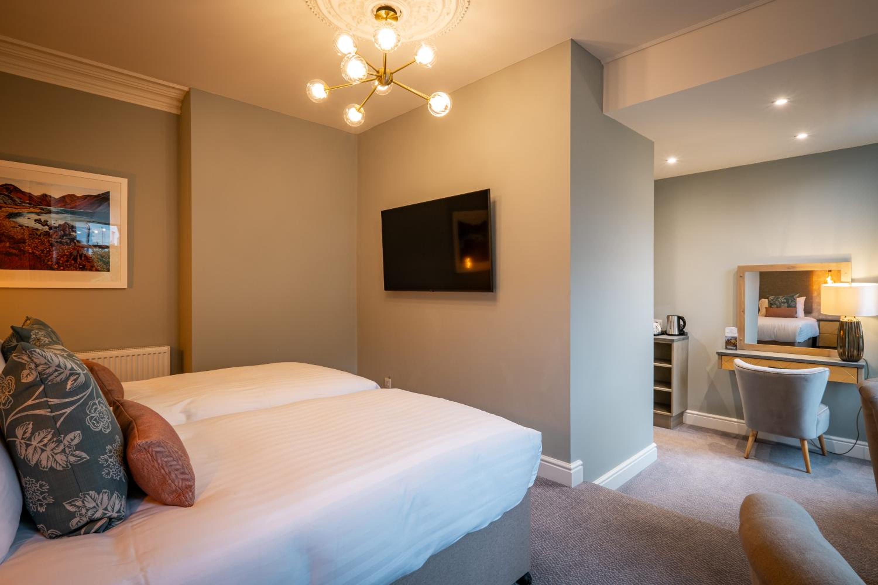Double or Twin Room with Private Bathroom - Photo 26