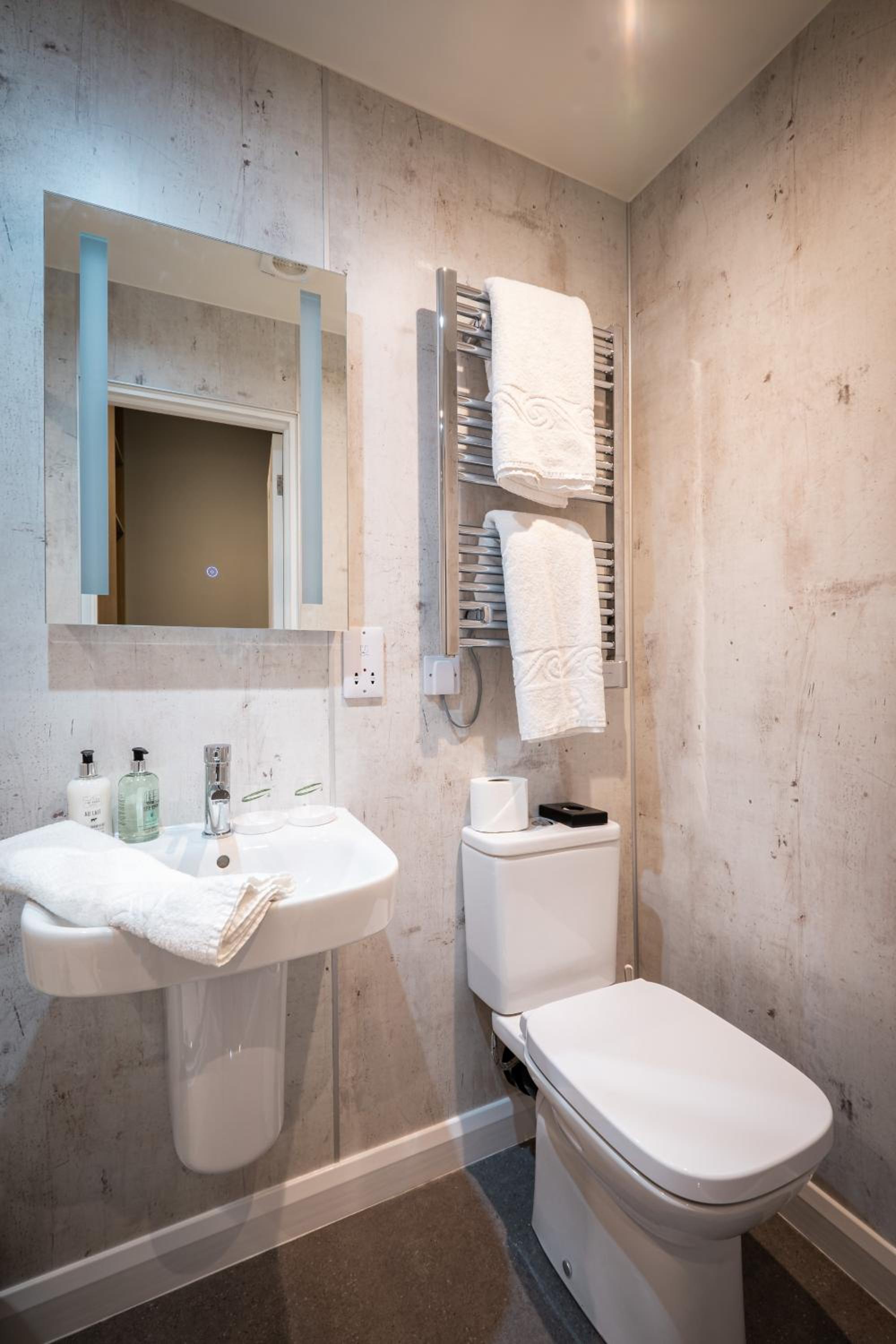 Double or Twin Room with Private Bathroom - Photo 27