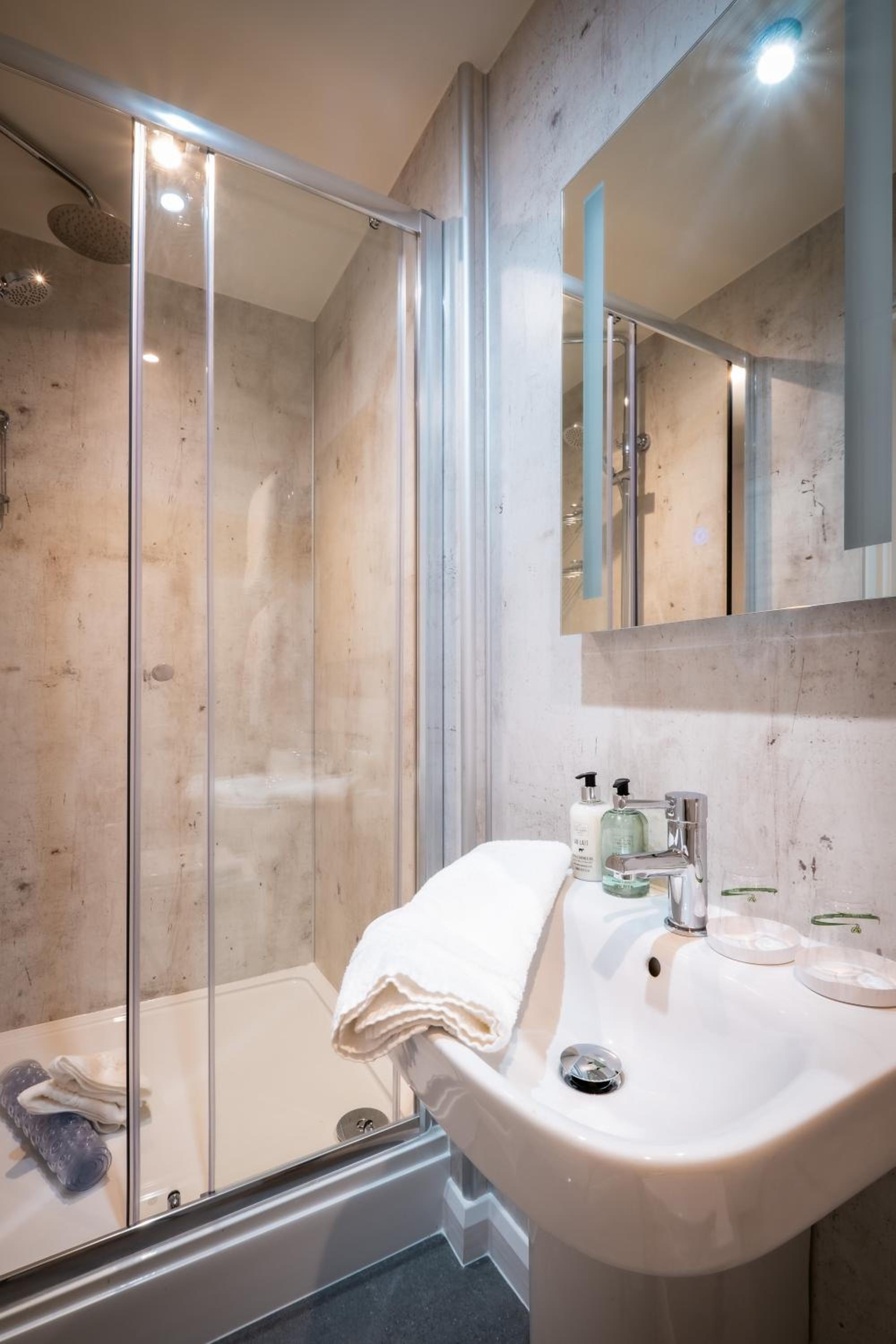 Double or Twin Room with Private Bathroom - Photo 4