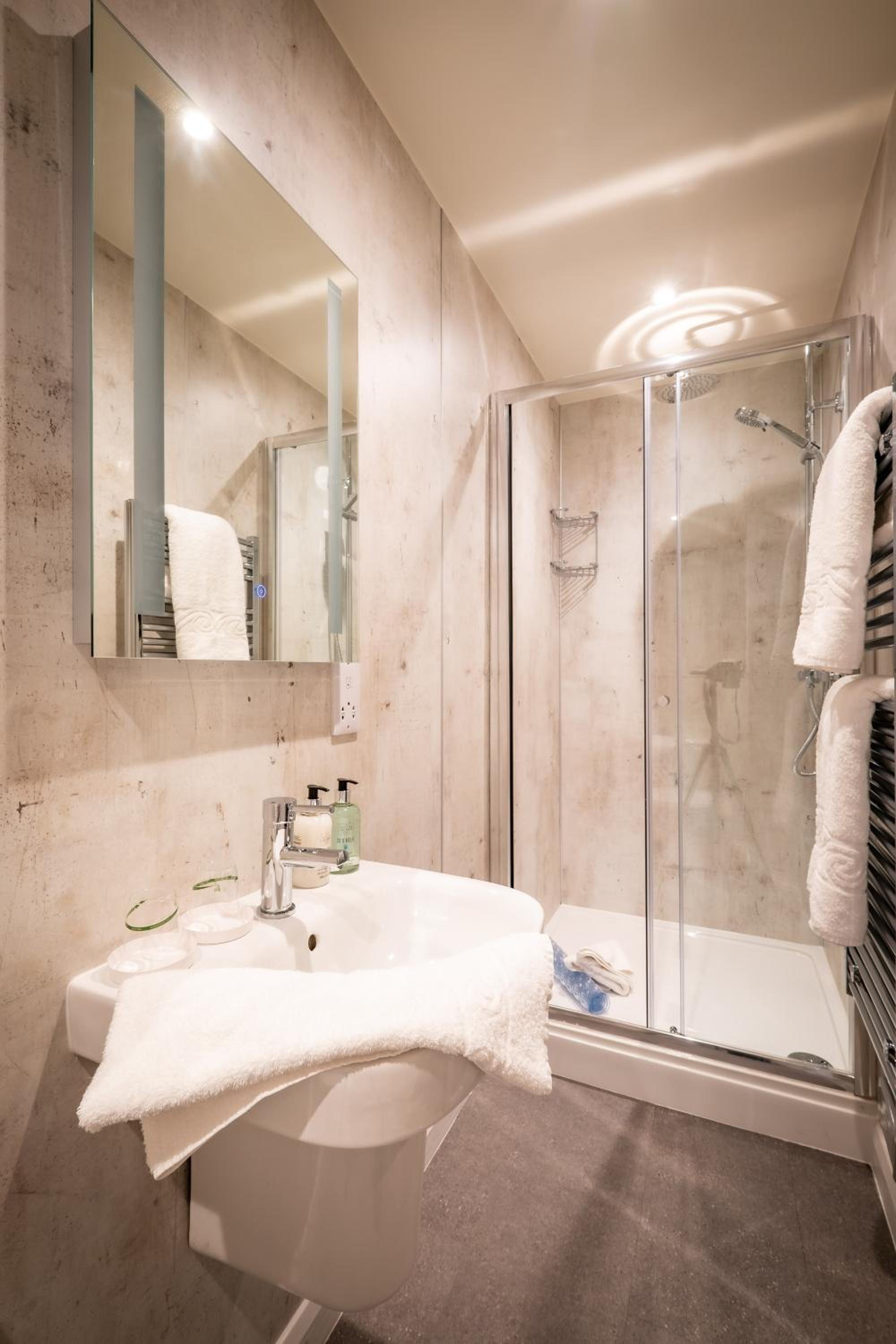Double or Twin Room with Private Bathroom - Photo 7