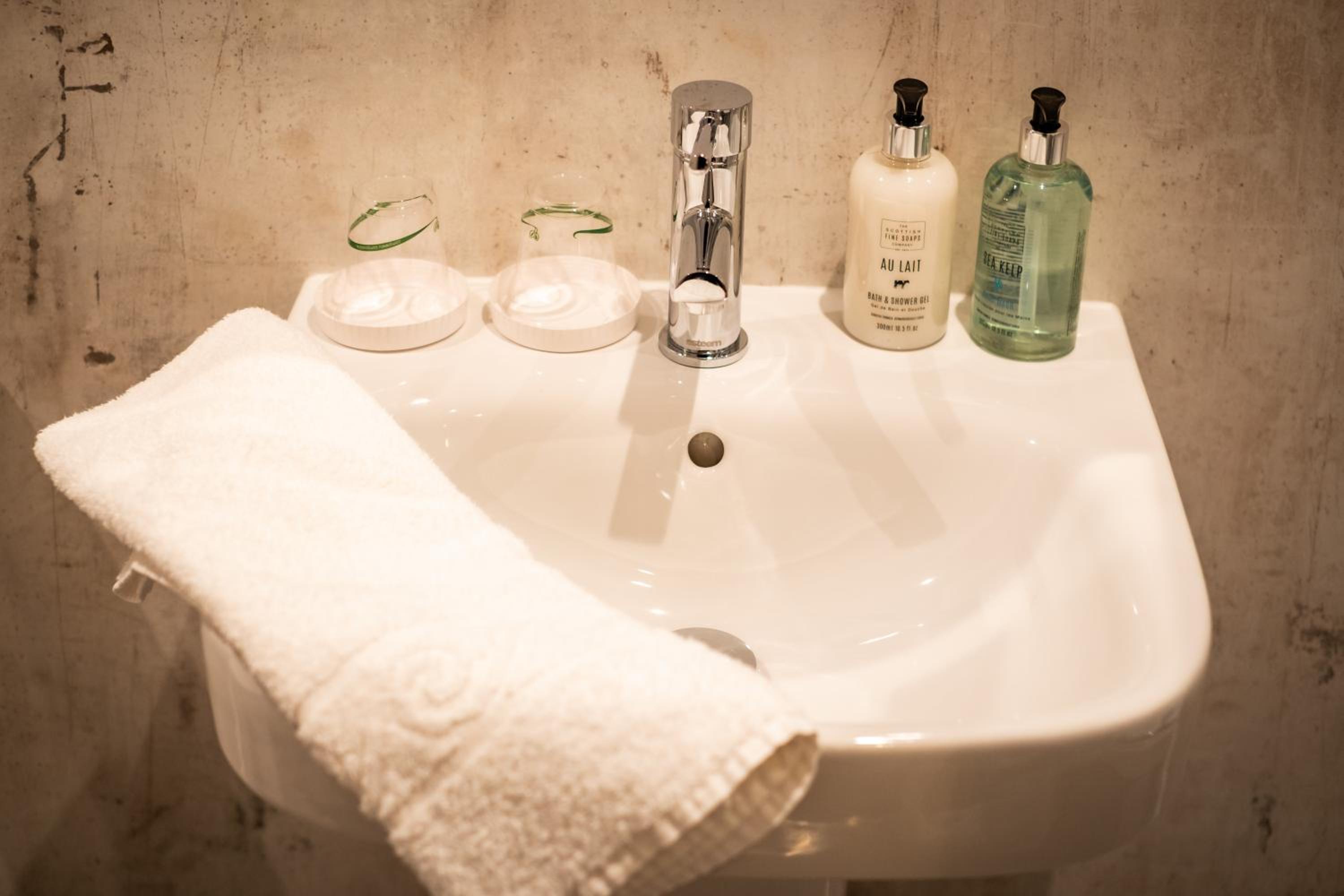 Double or Twin Room with Private Bathroom - Photo 13