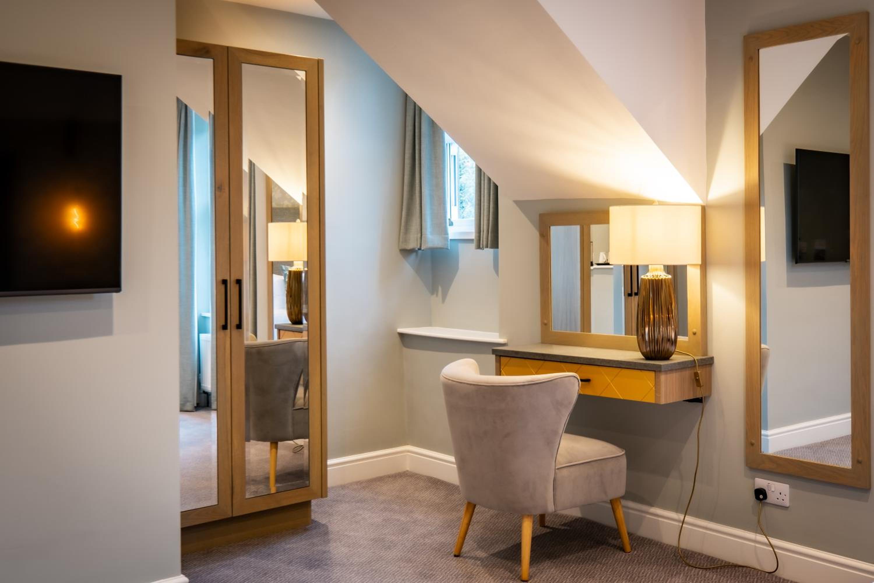 Double or Twin Room with Private Bathroom - Photo 9