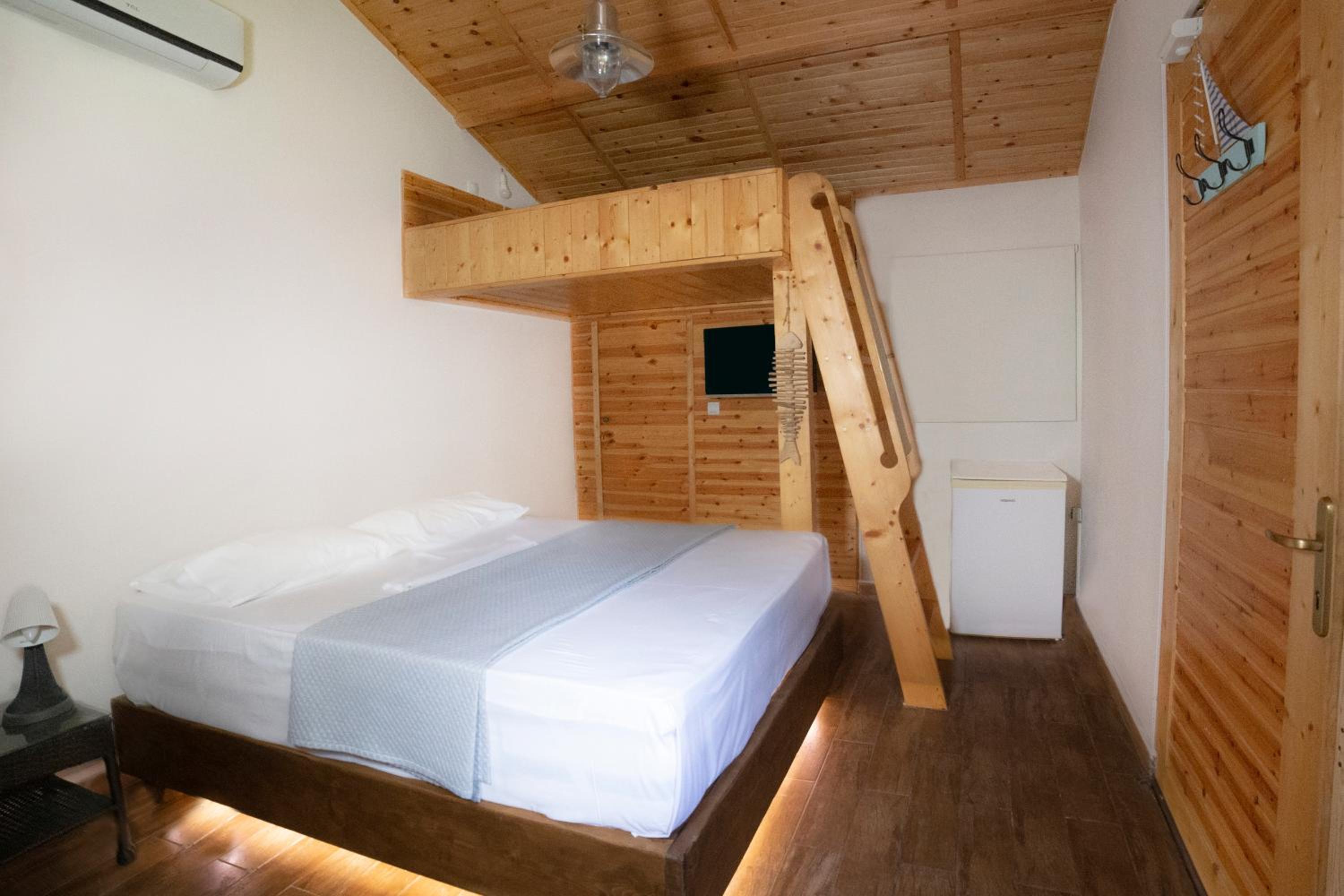 Deluxe Quadruple Room - Photo 1