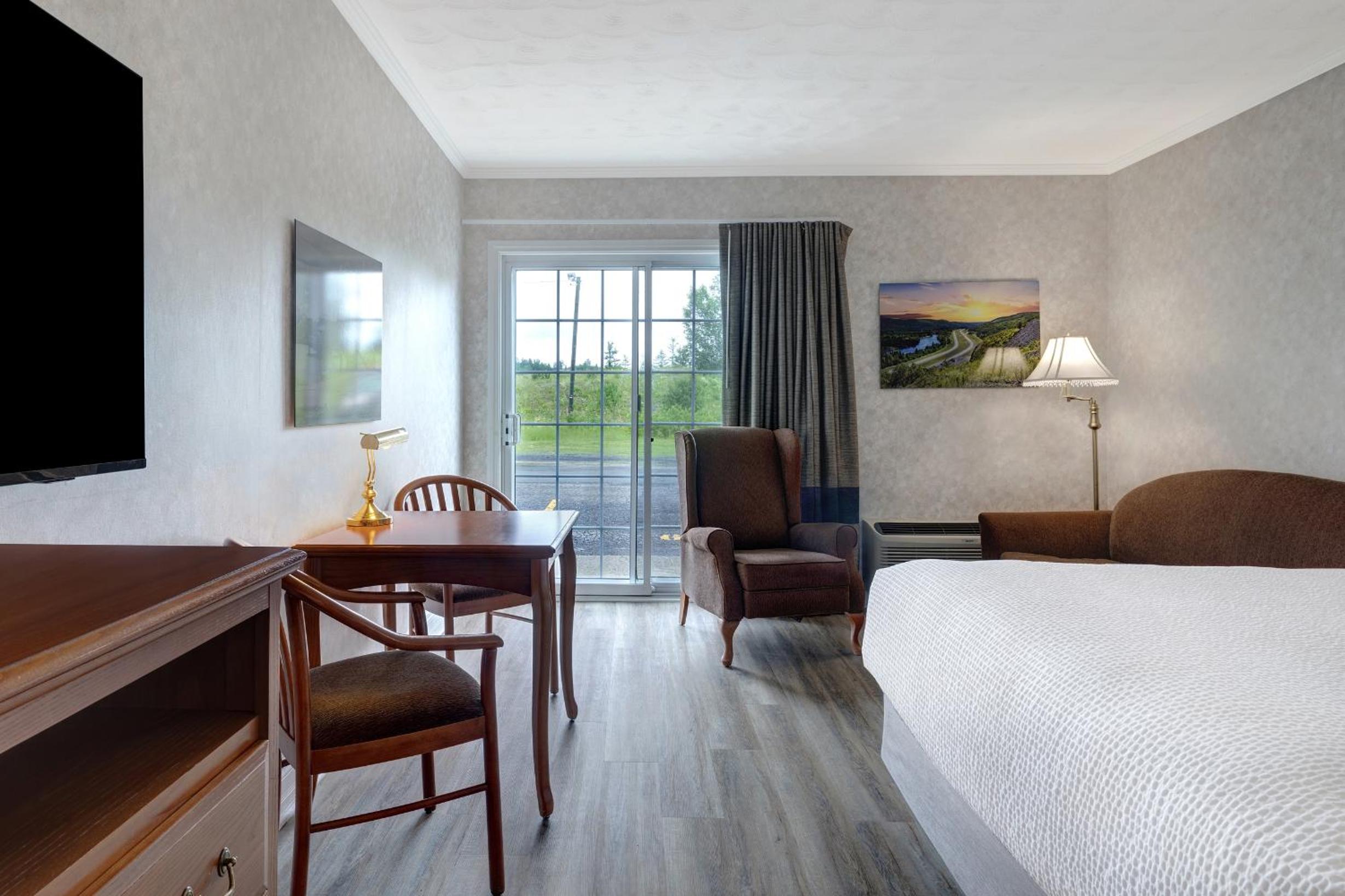 Queen Room with Two Queen Beds and Bath Tub - Mobility Accessible/Non-Smoking photo 3