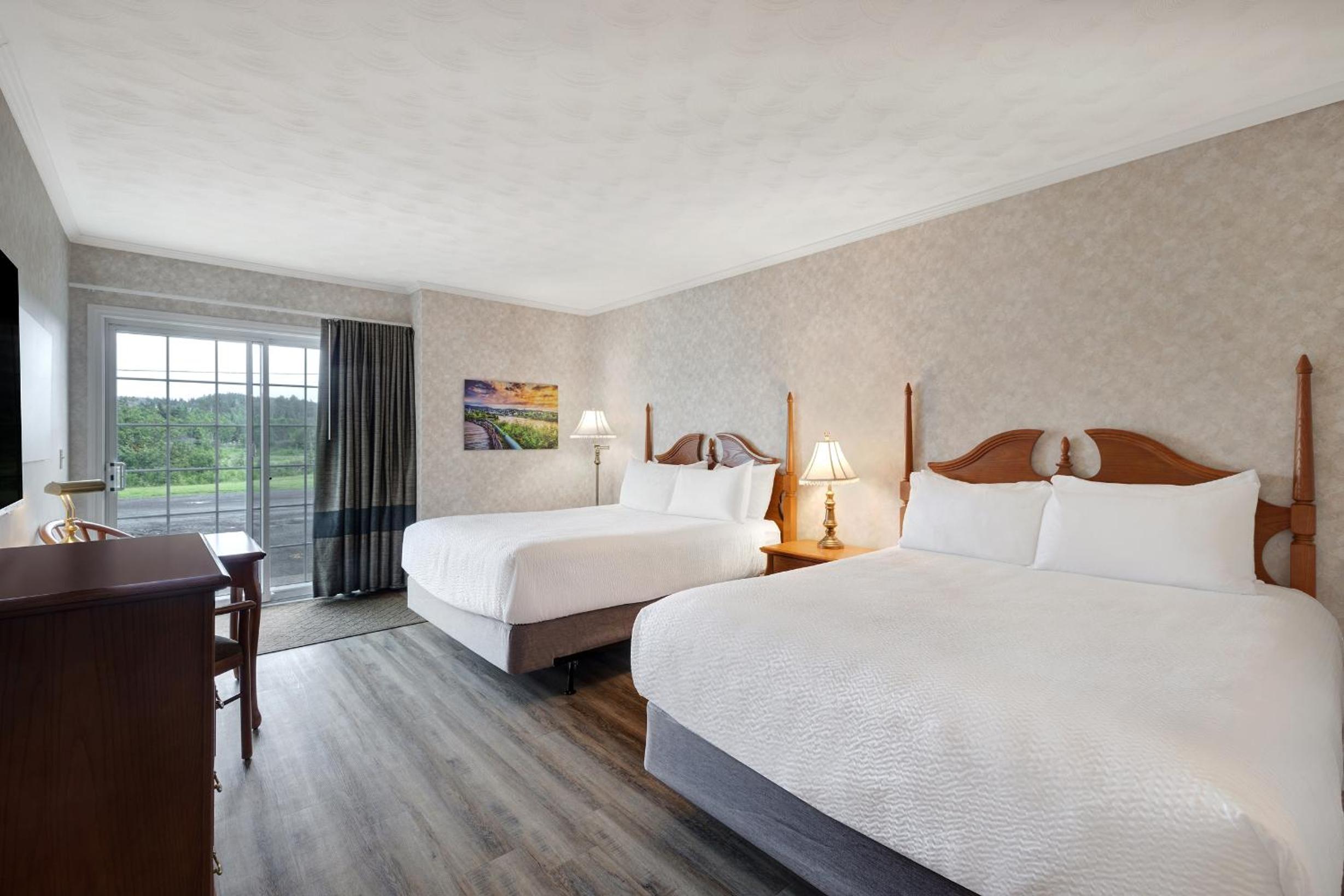 Queen Room with Two Queen Beds and Drive-Up - Non-Smoking - Photo 3