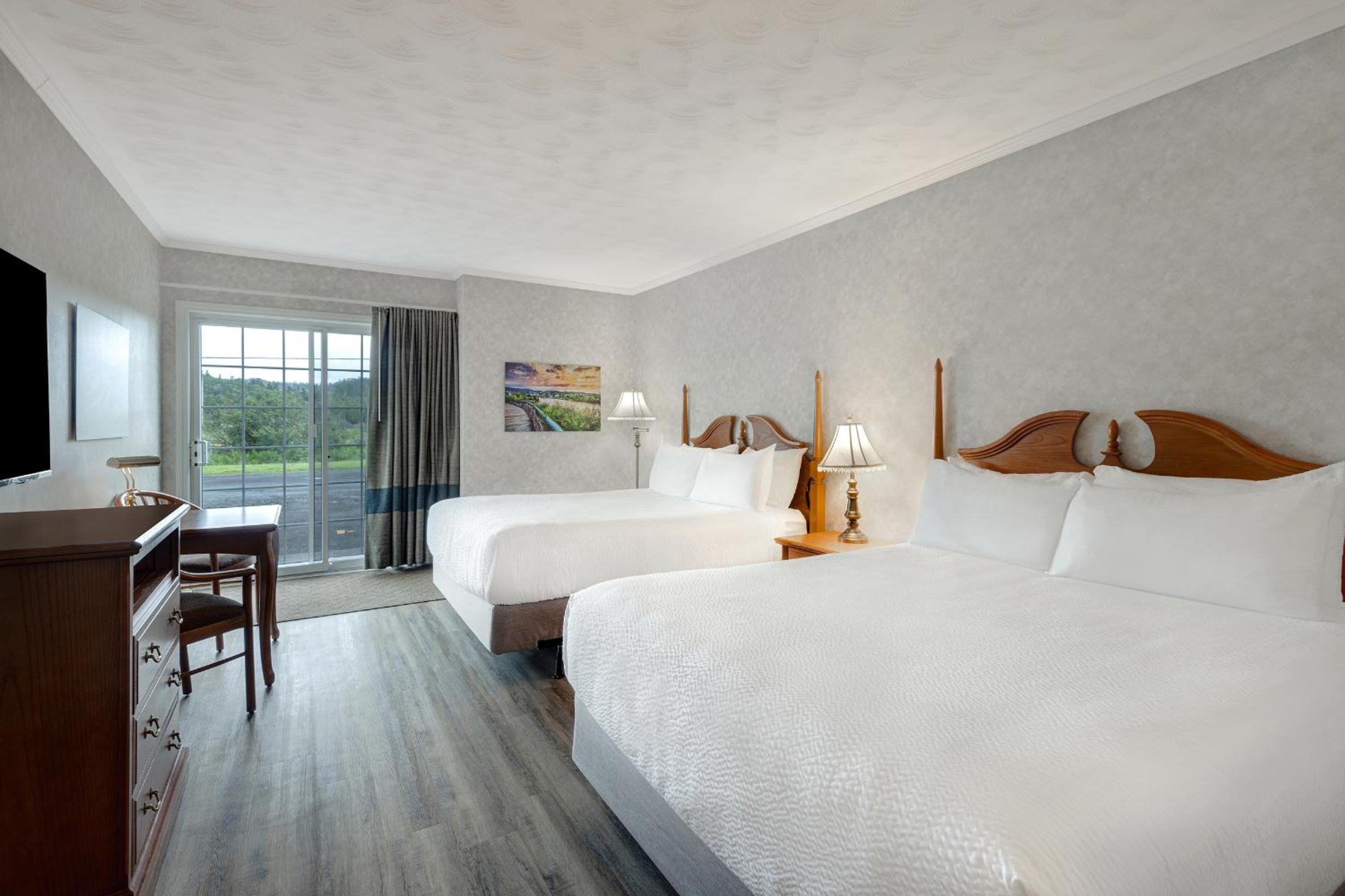 Queen Room with Two Queen Beds and Drive-Up - Non-Smoking - Photo 2
