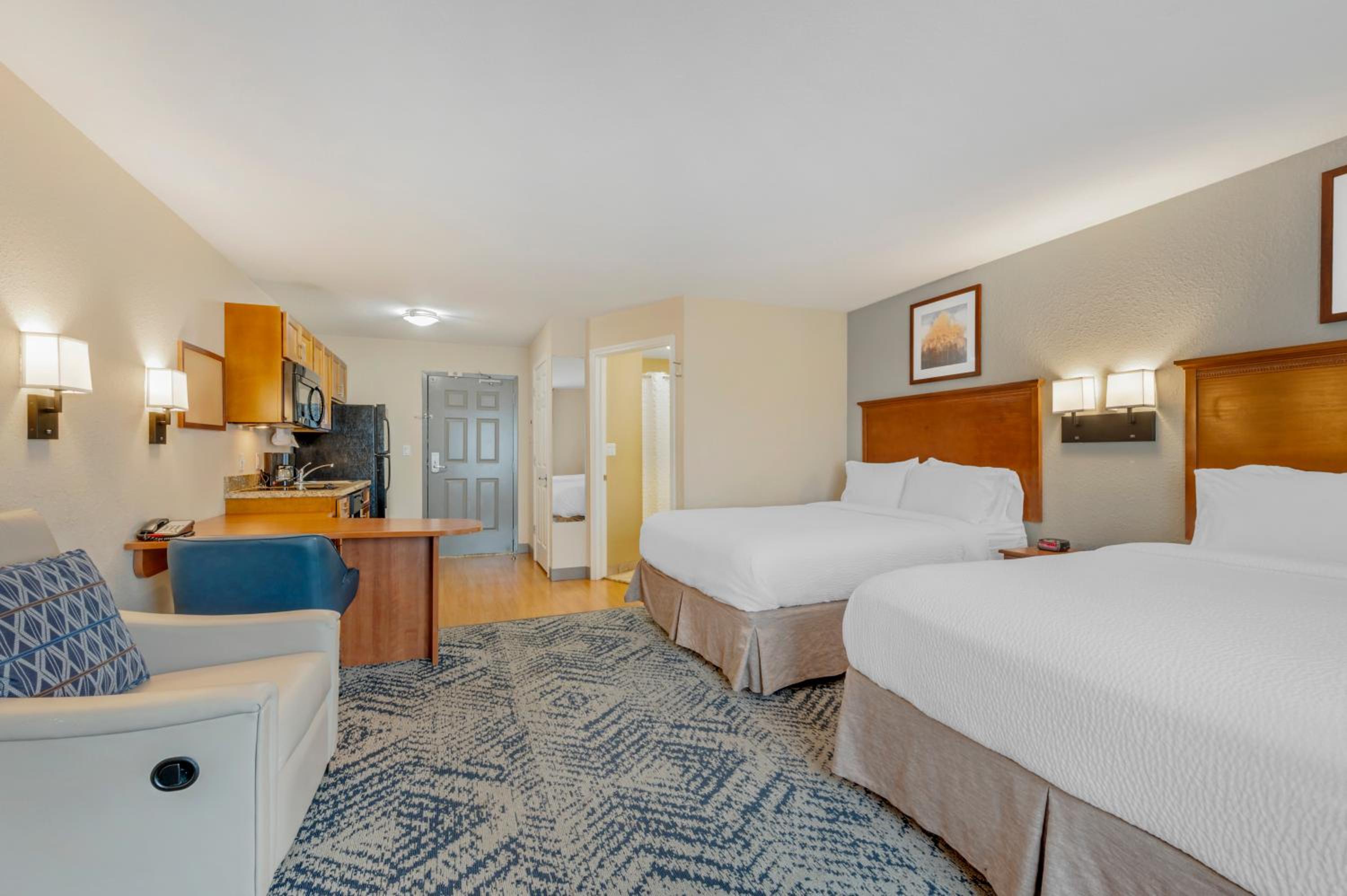 Queen Studio Suite with Two Queen Beds and Full Kitchen - Photo 4