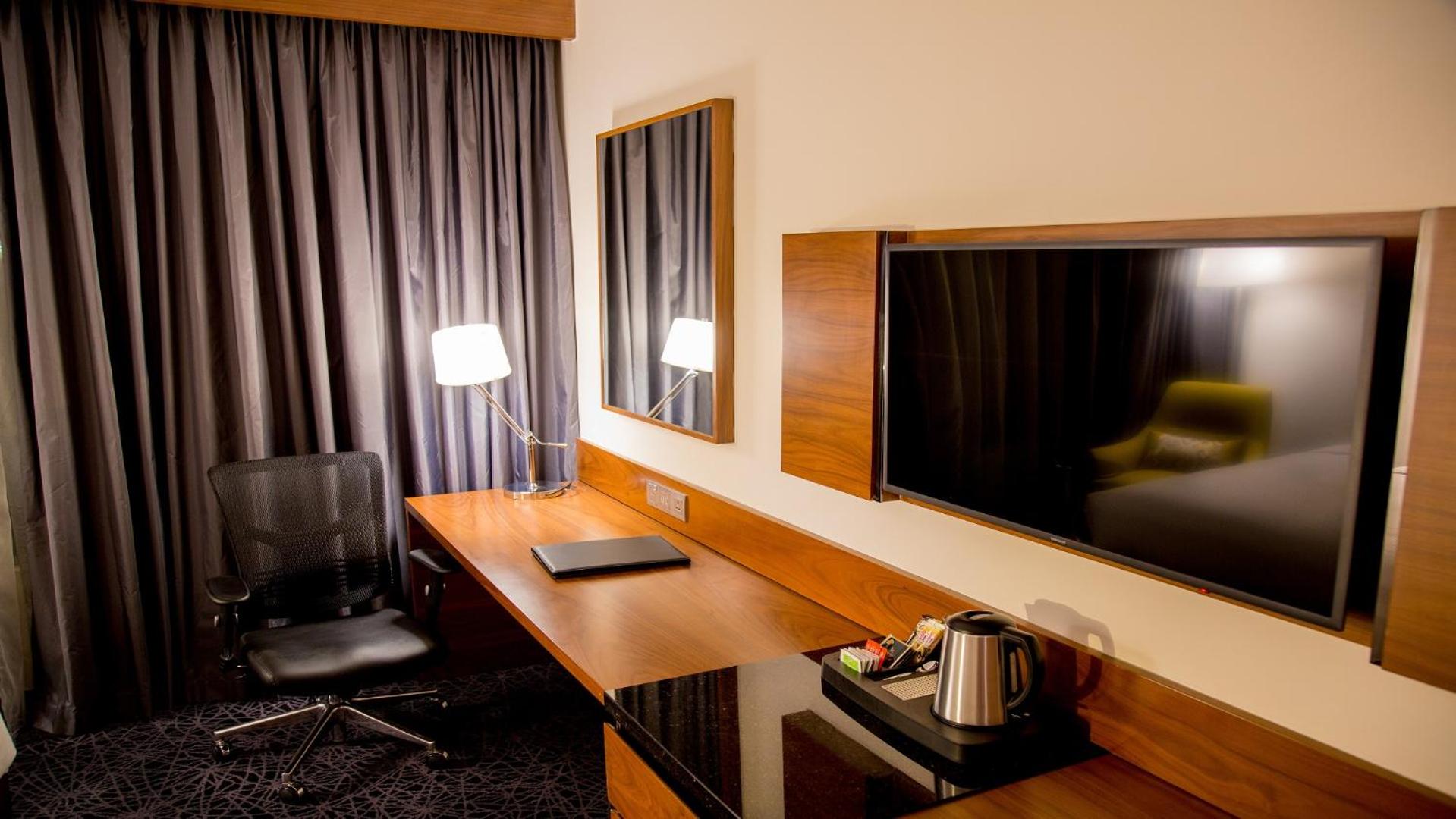 One-Bedroom King Suite thumbnail 5