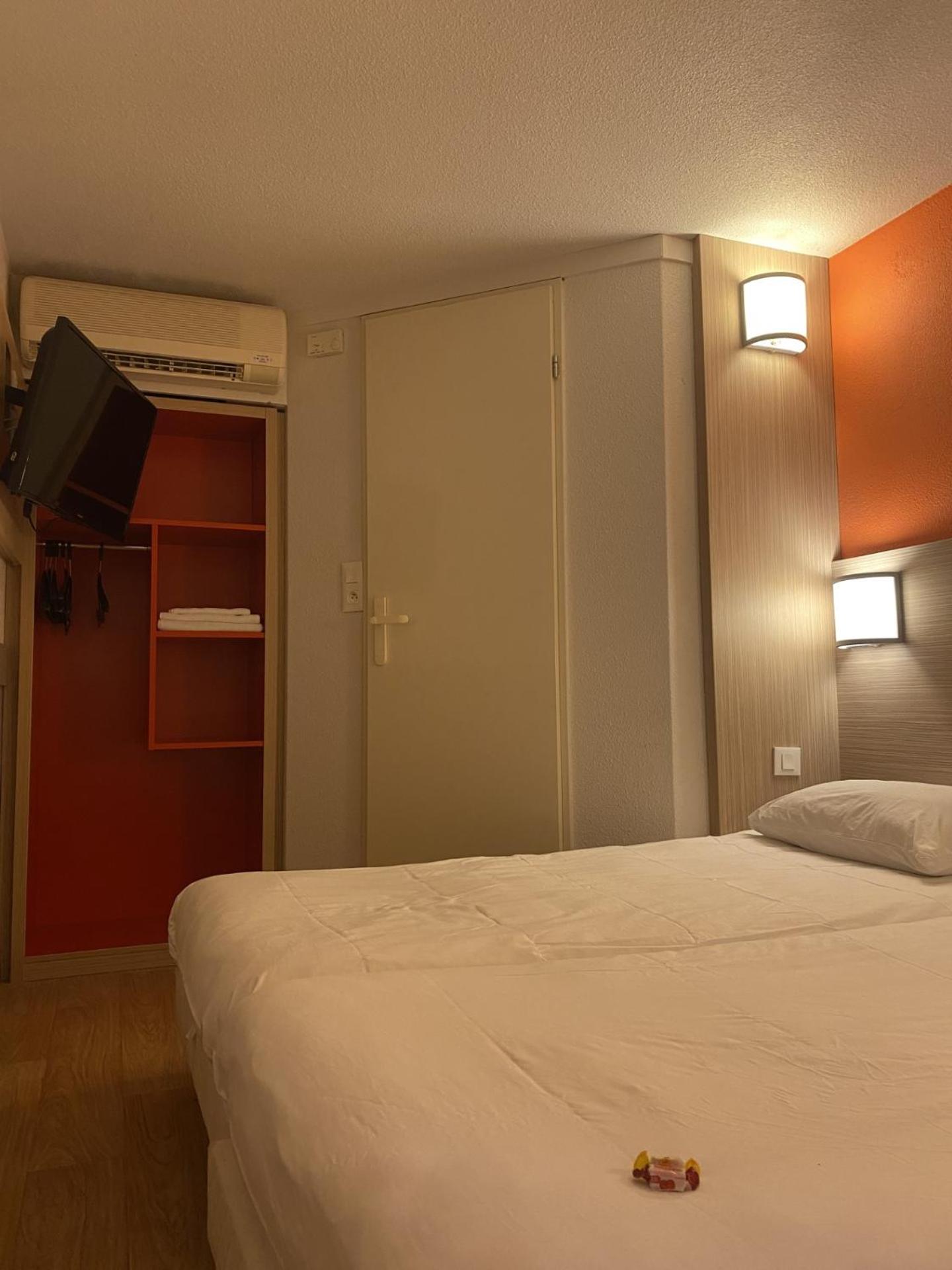 Twin Room - Photo 2