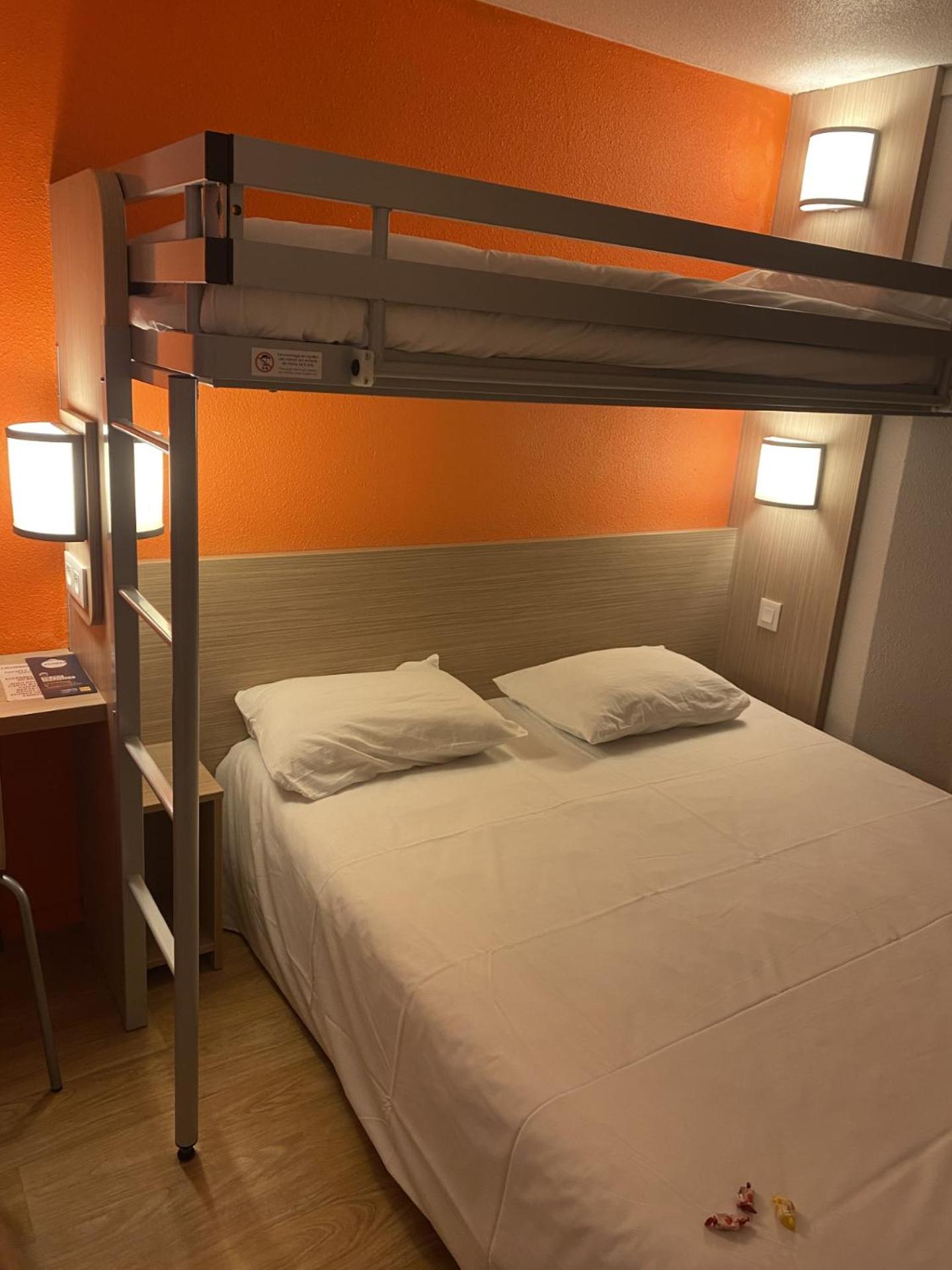 Triple Room (1 Double Bed + 1 Single Bed) - Photo 1