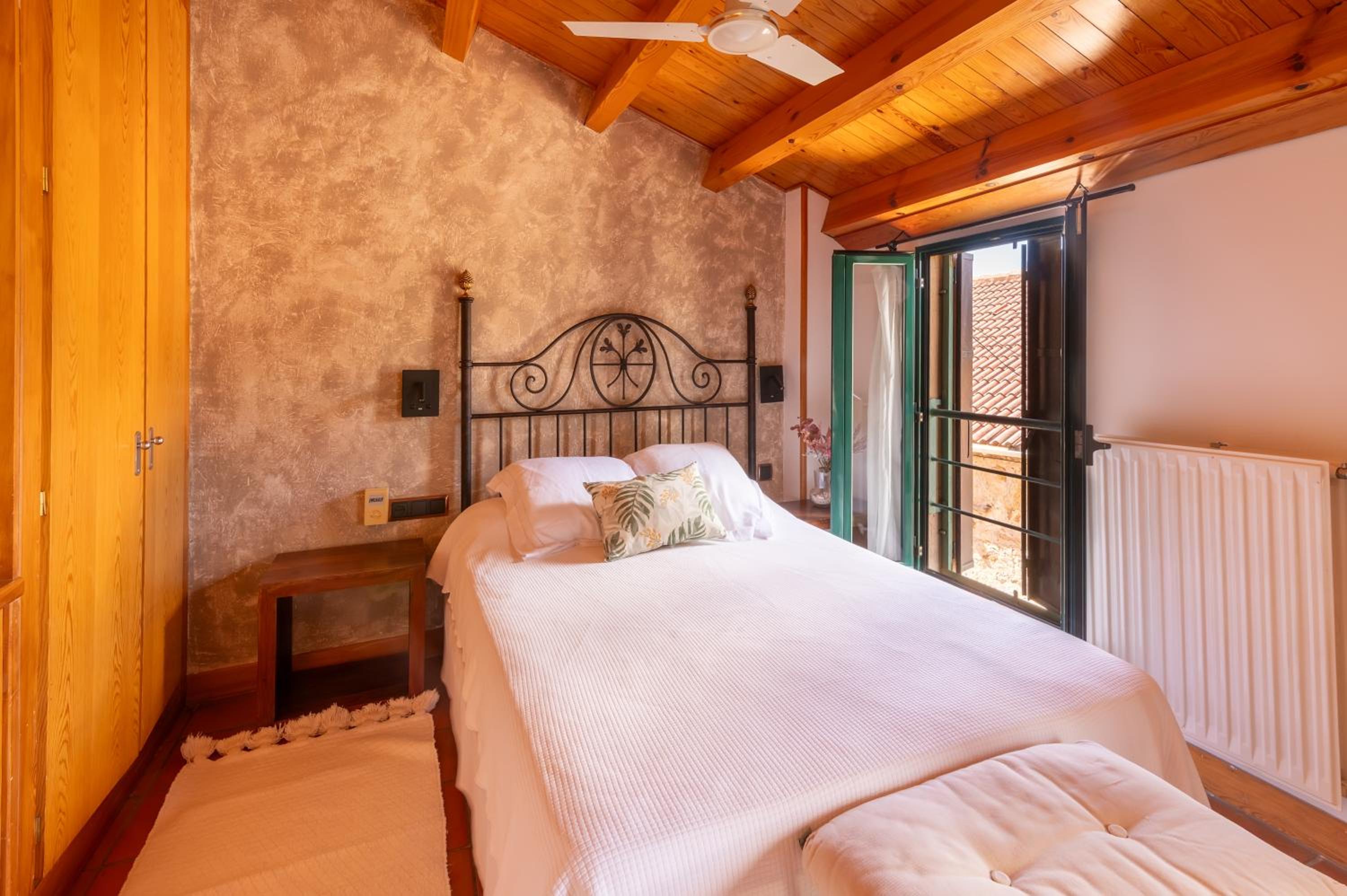 Deluxe Double Room (2 Adults + 1 Child) photo 3