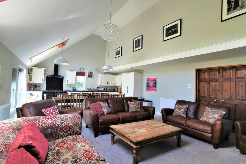 Five-Bedroom House photo 1