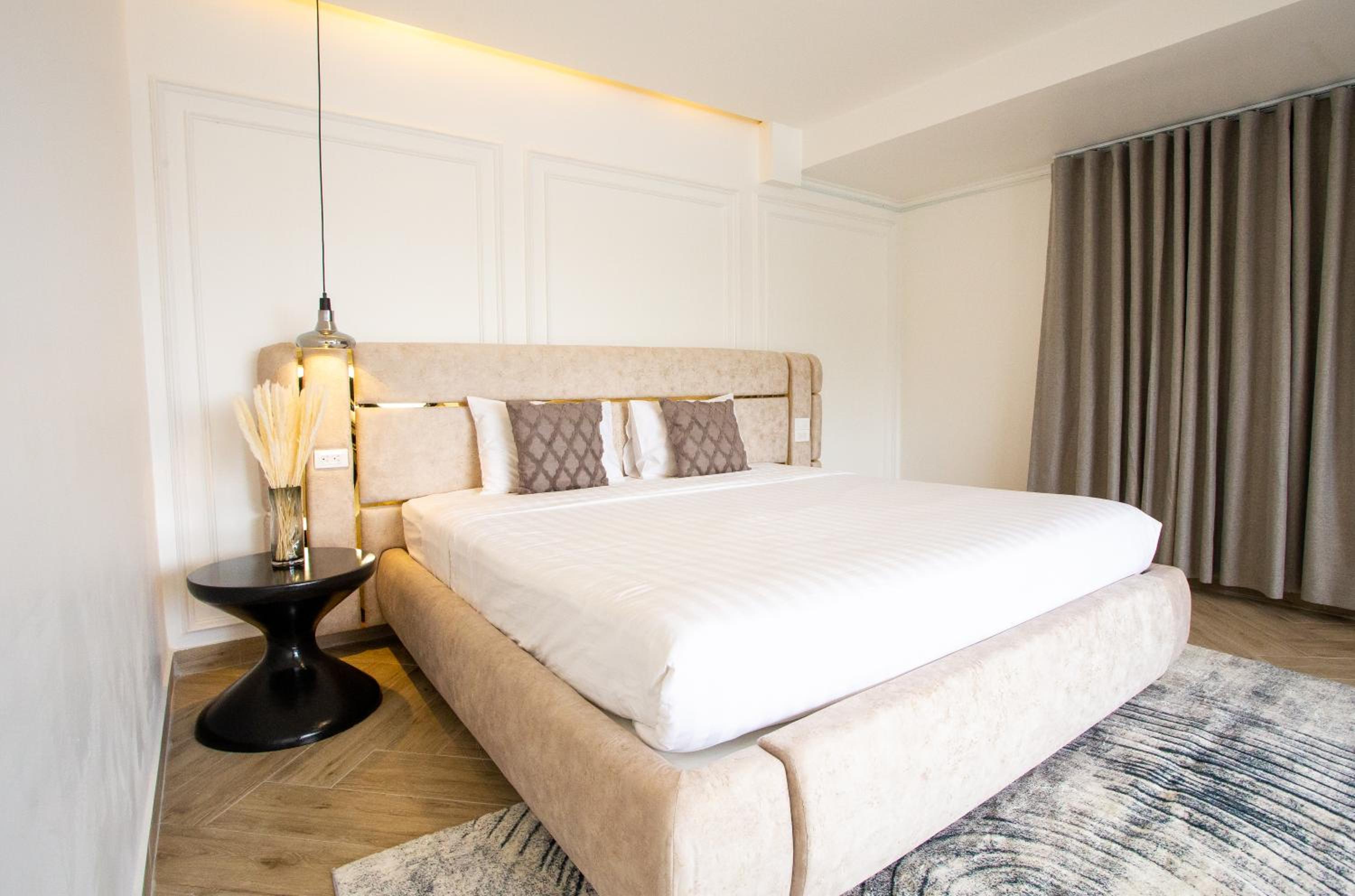 Deluxe King Room photo 2