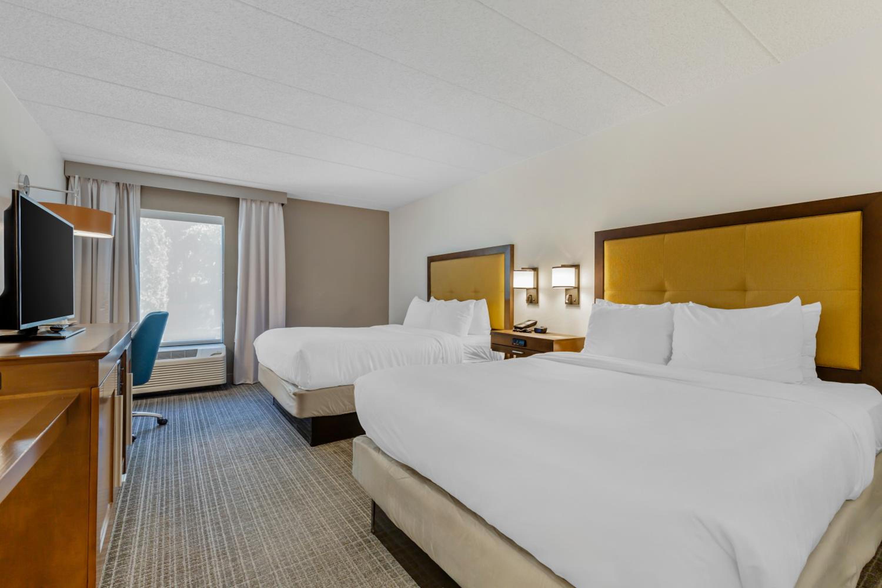 Queen Room with Two Queen Beds - Photo 4