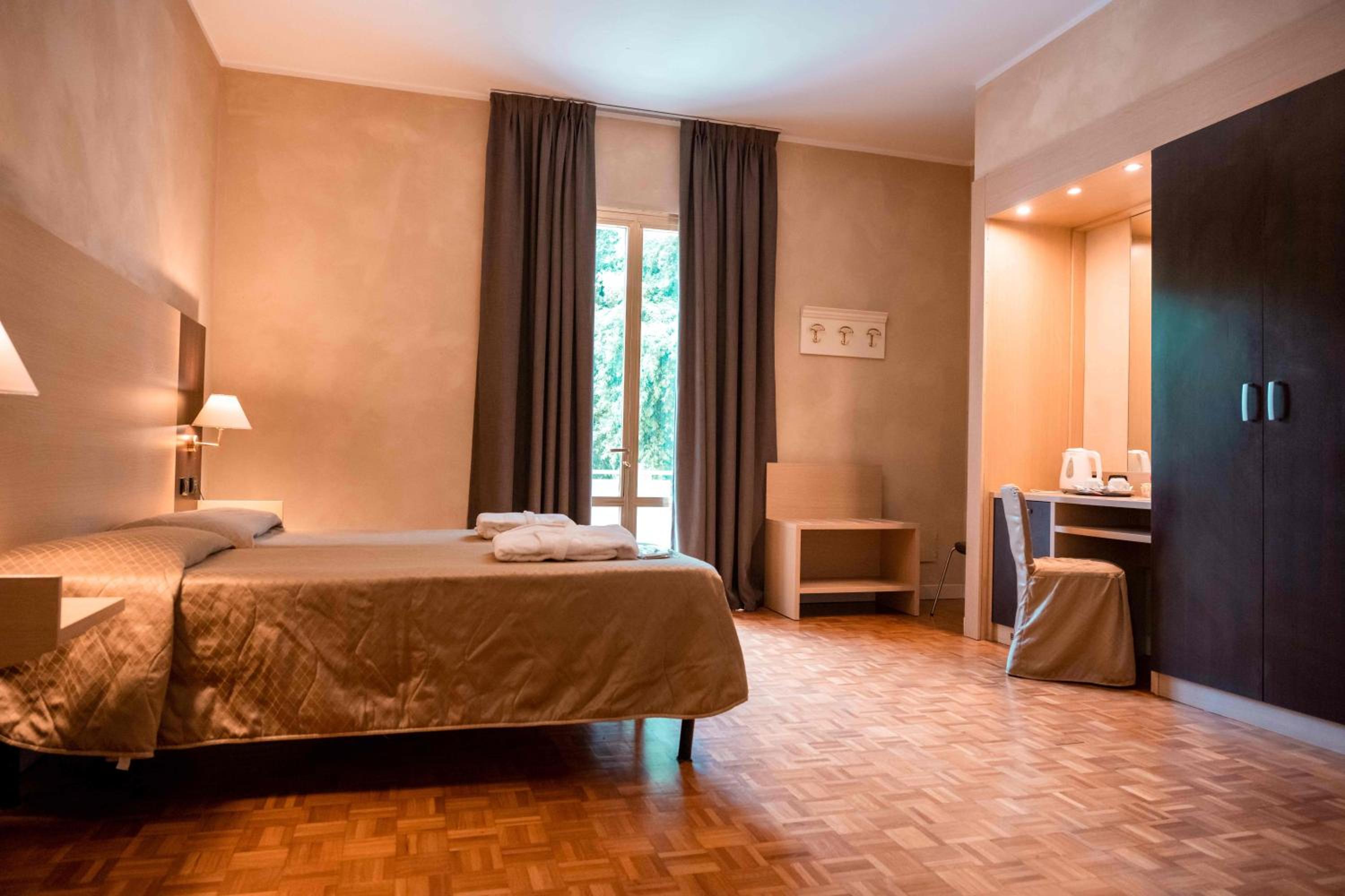 Standard Double or Twin Room photo 3