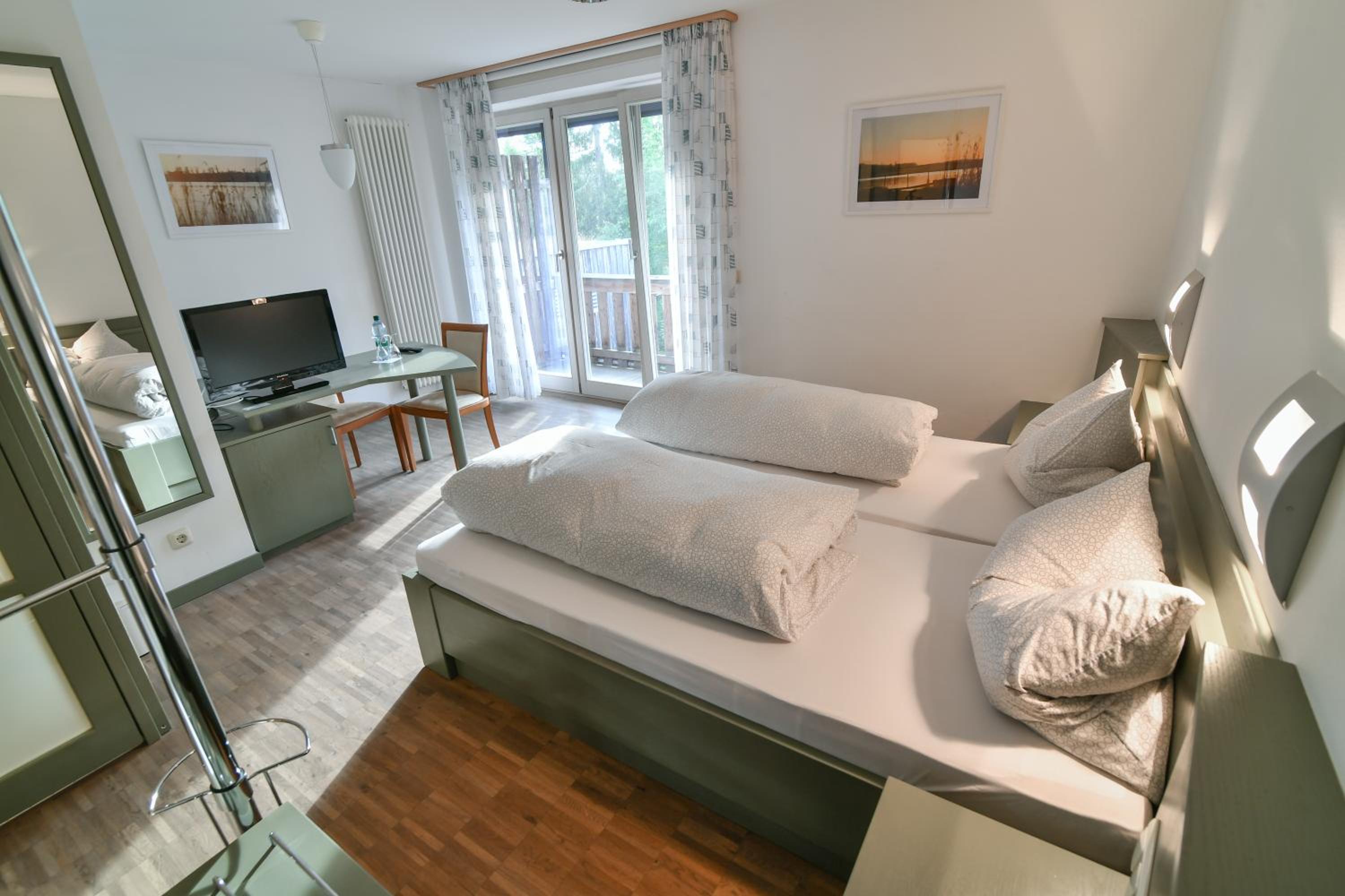 Double Room with Private Bathroom - Photo 2