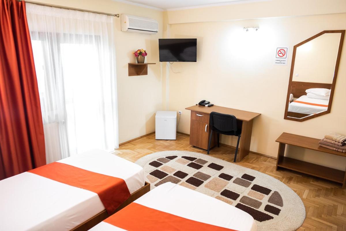 Twin Room with Balcony - Photo 2
