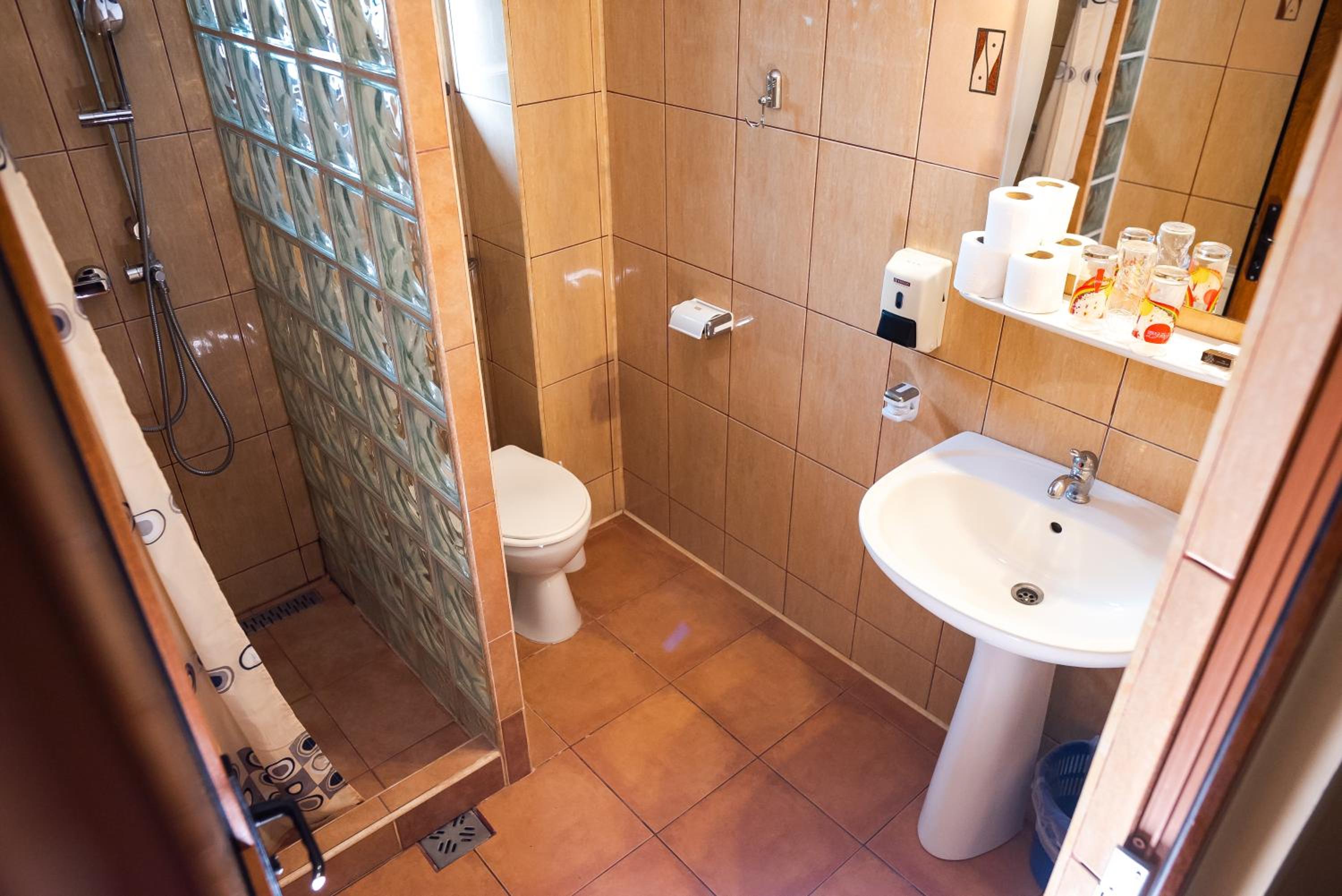 Twin Room with Balcony - Photo 4