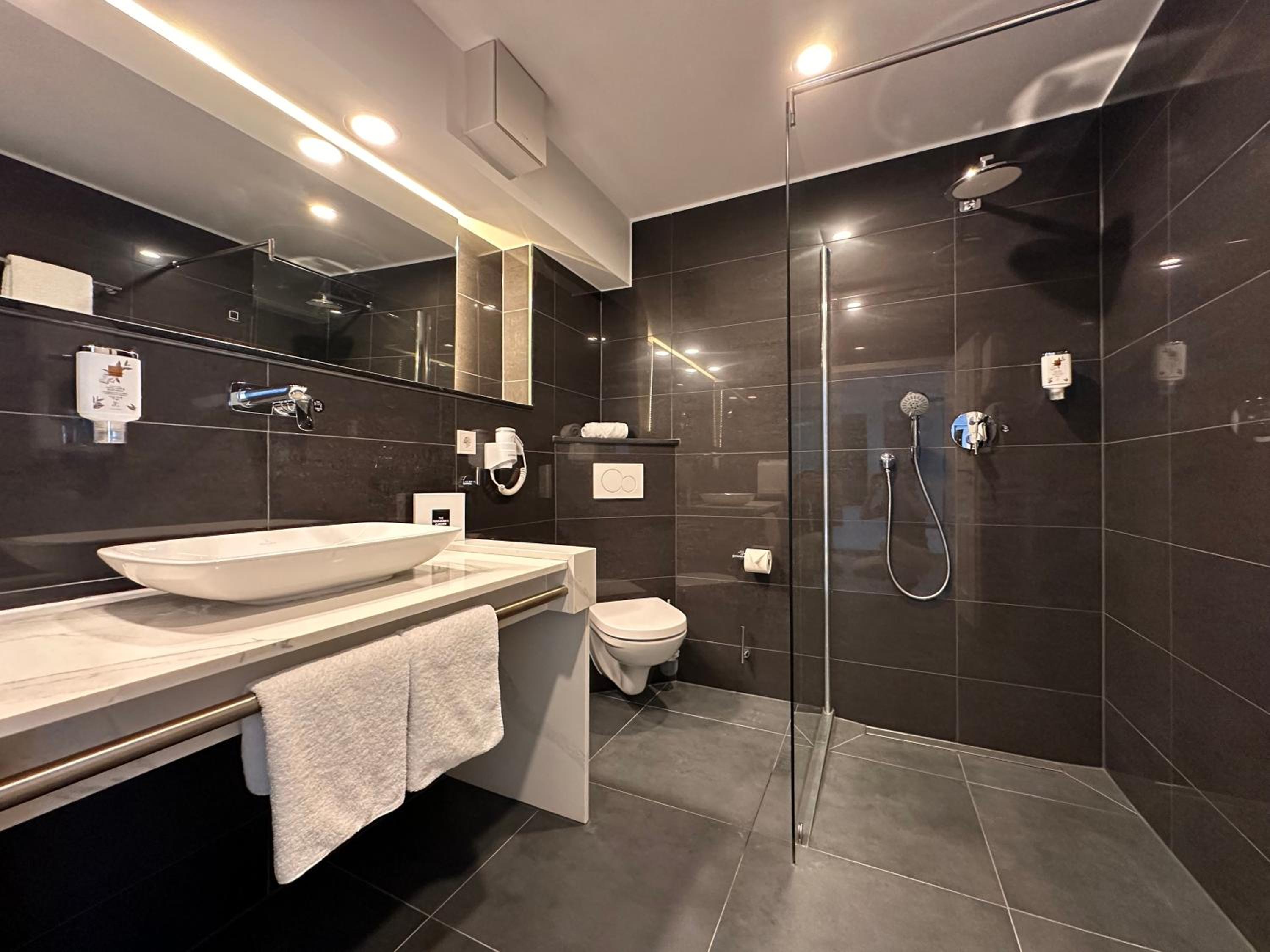 Junior Suite with River View - Photo 35