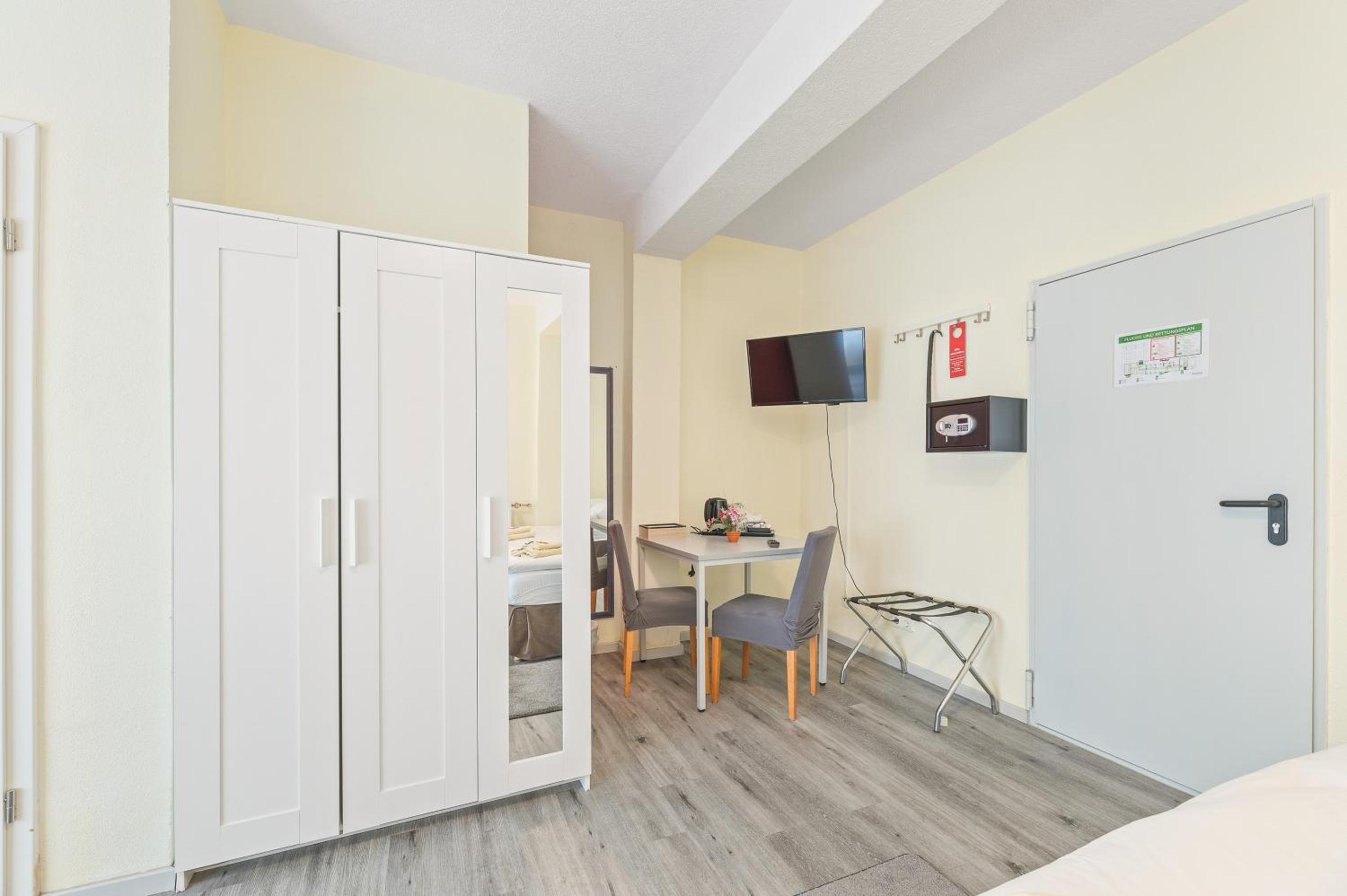 Quadruple Room with Private Bathroom photo 2