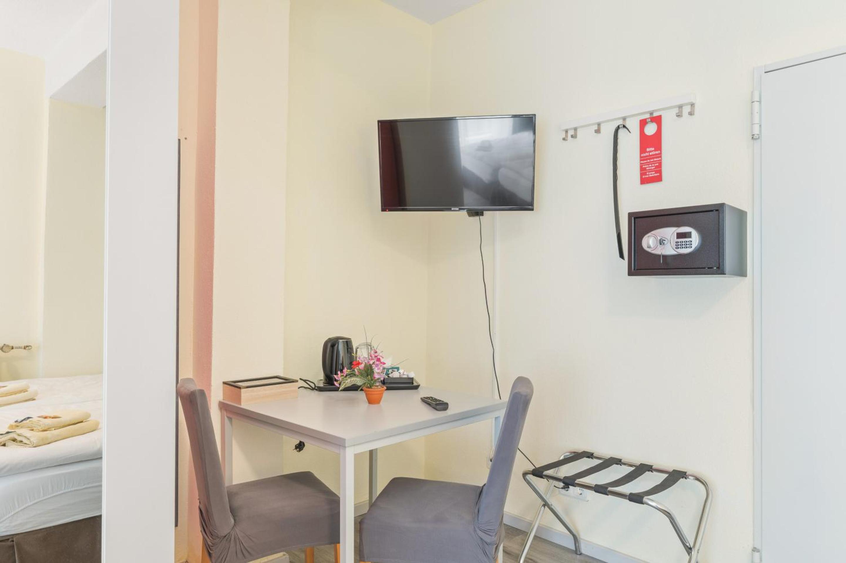 Quadruple Room with Private Bathroom photo 3