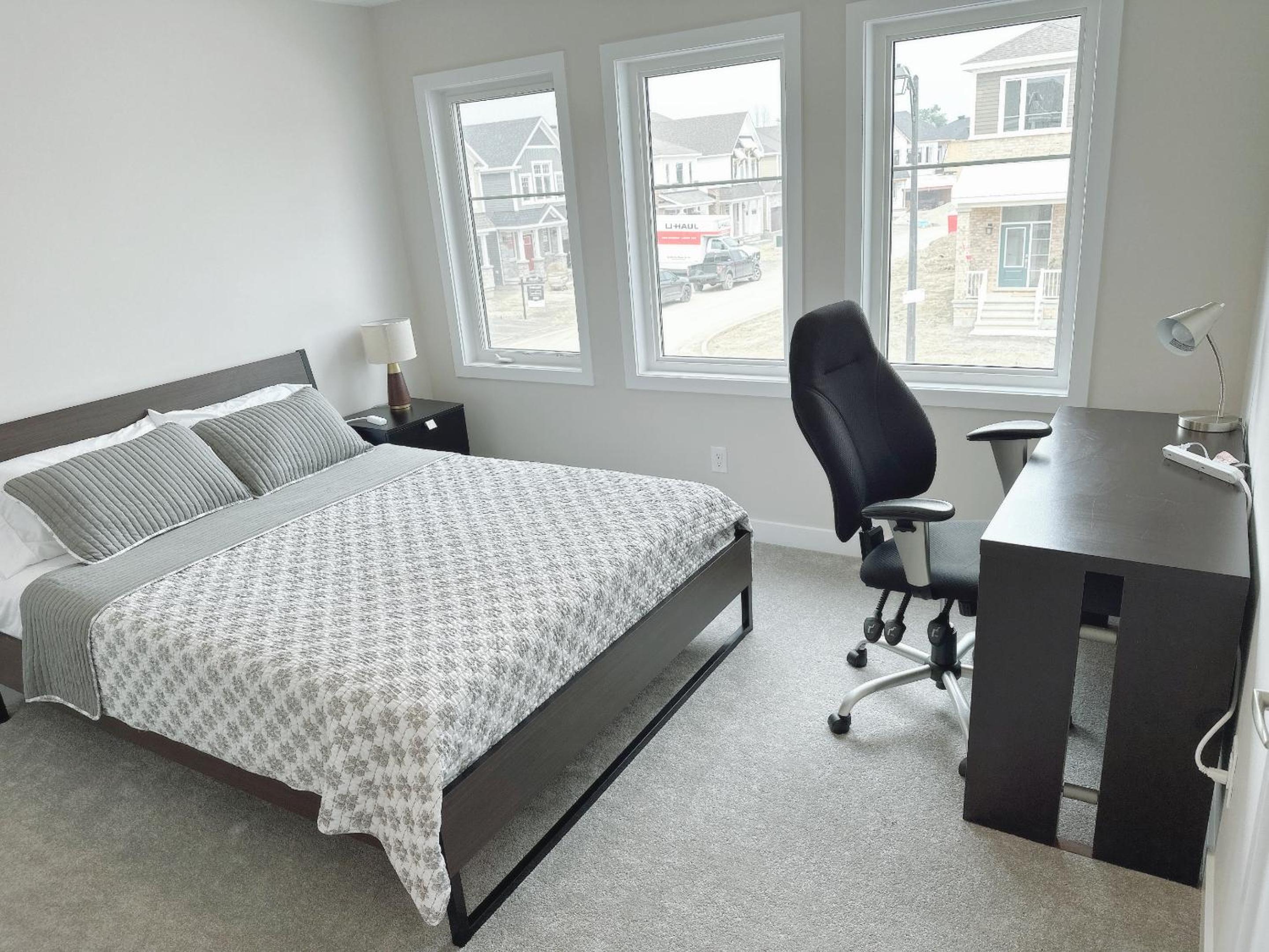 Queen Room photo 2