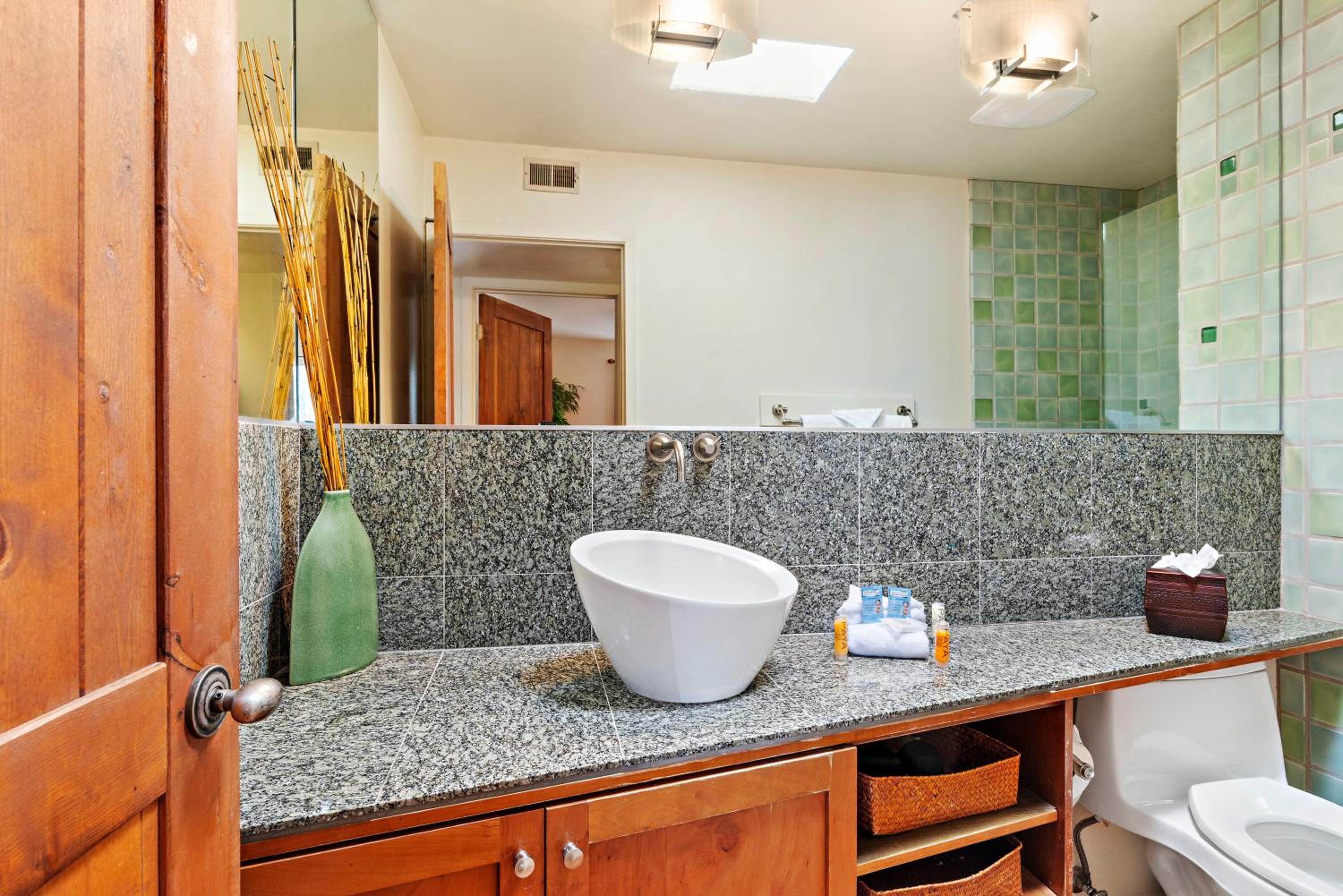 1 Bedroom Condominium  - Photo 6