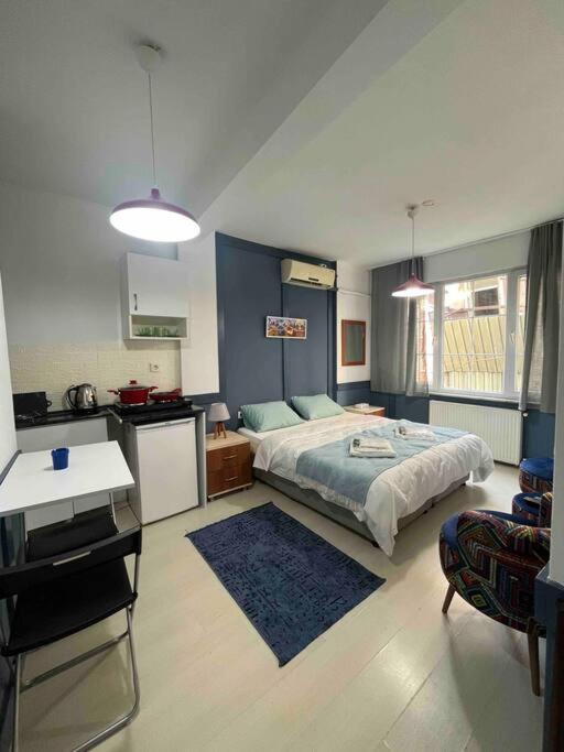 One-Bedroom Apartment photo 1