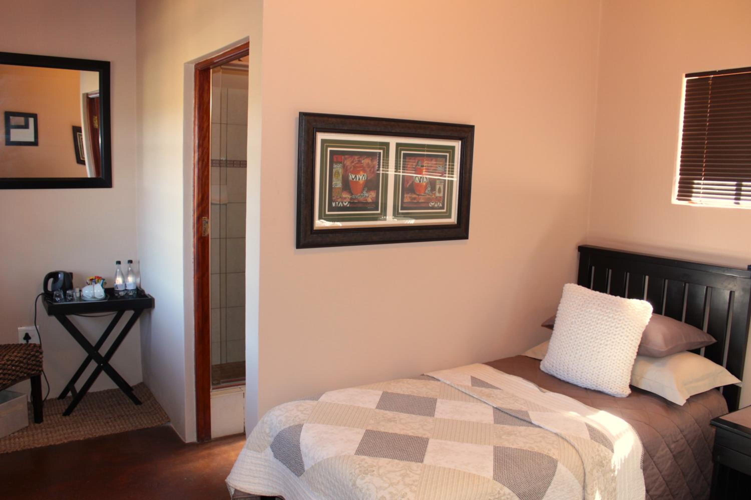 Twin Room - Photo 3