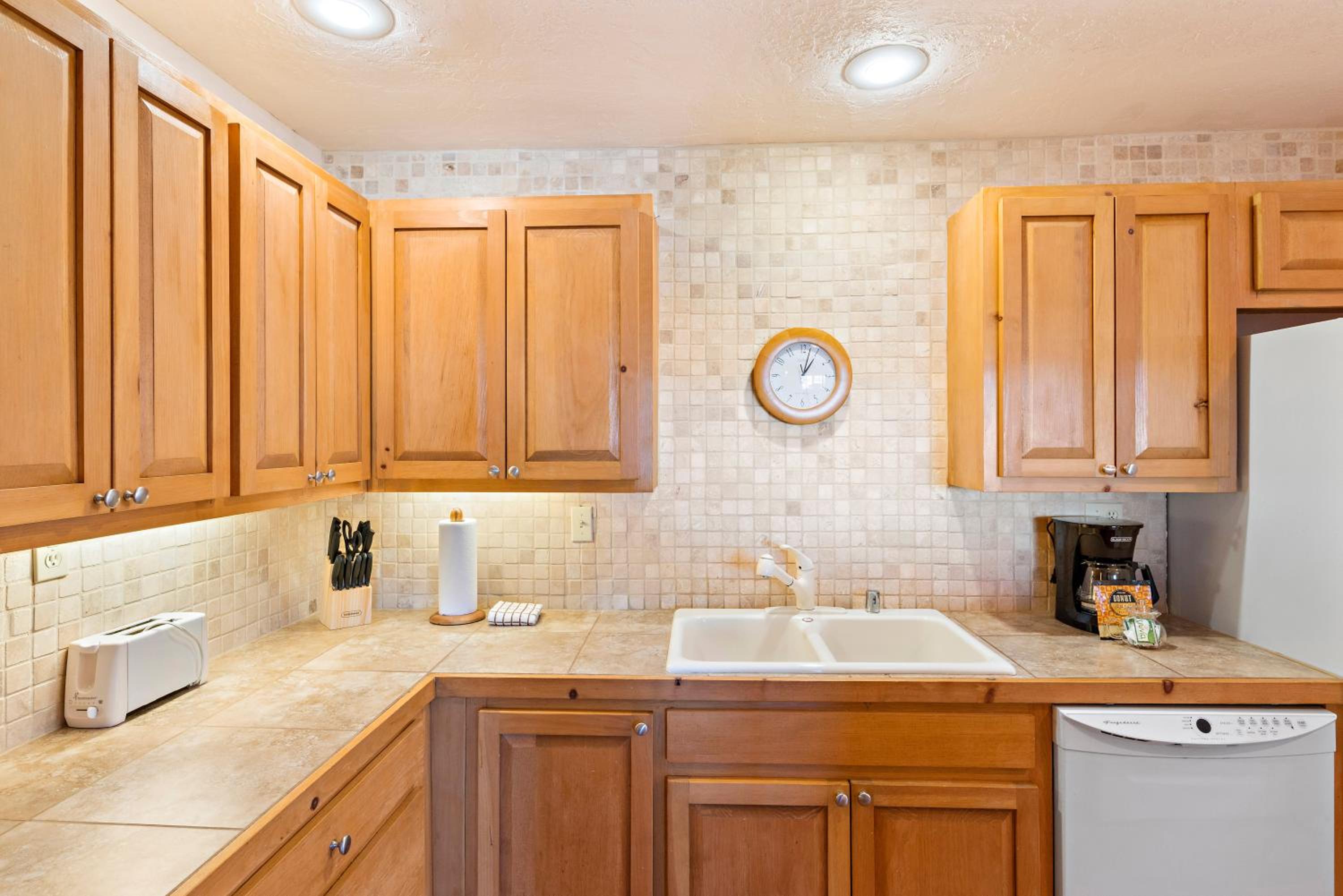 2 Bedroom Condominium  - Photo 4
