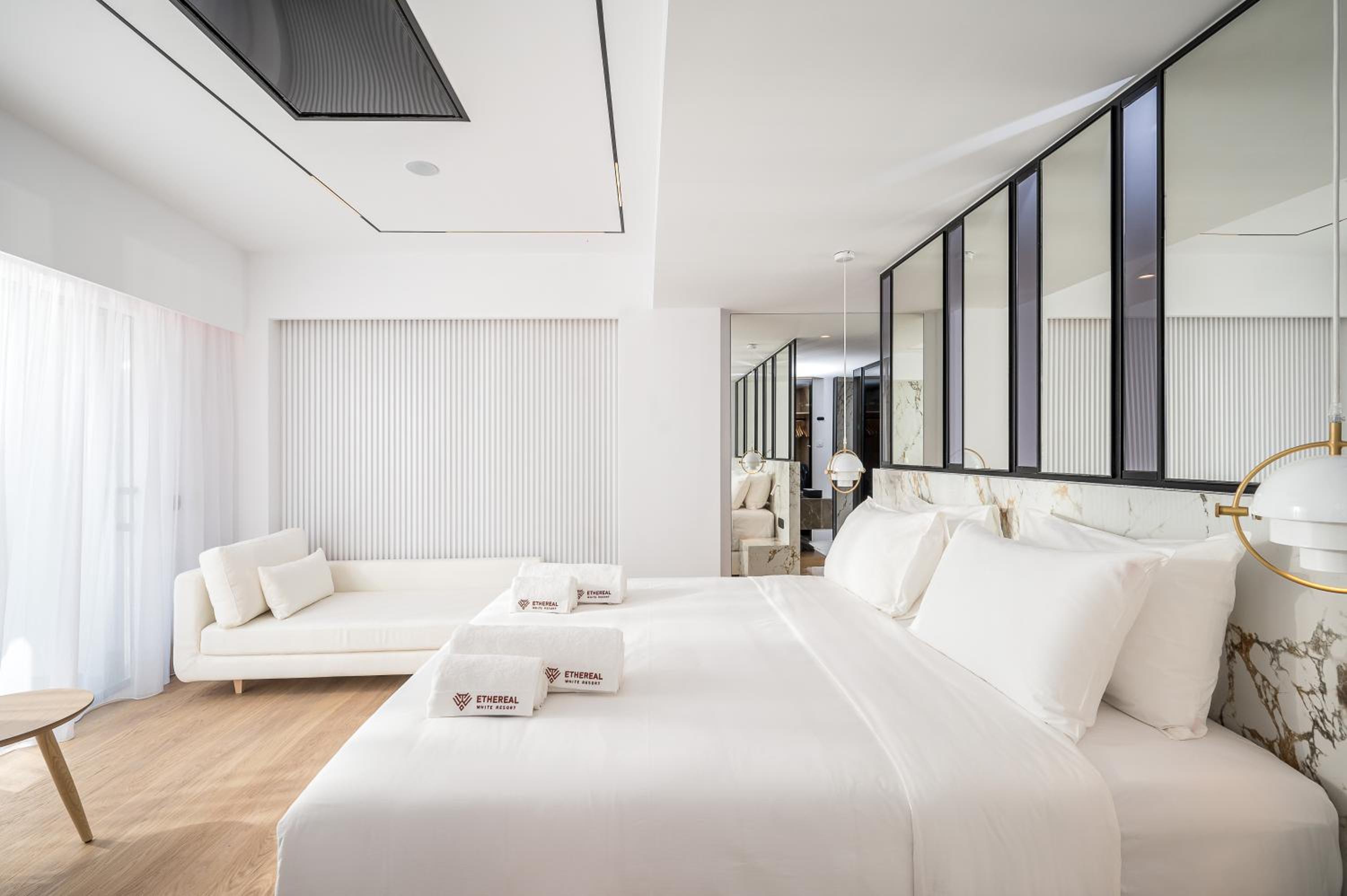 Luxury Suite - Photo 6