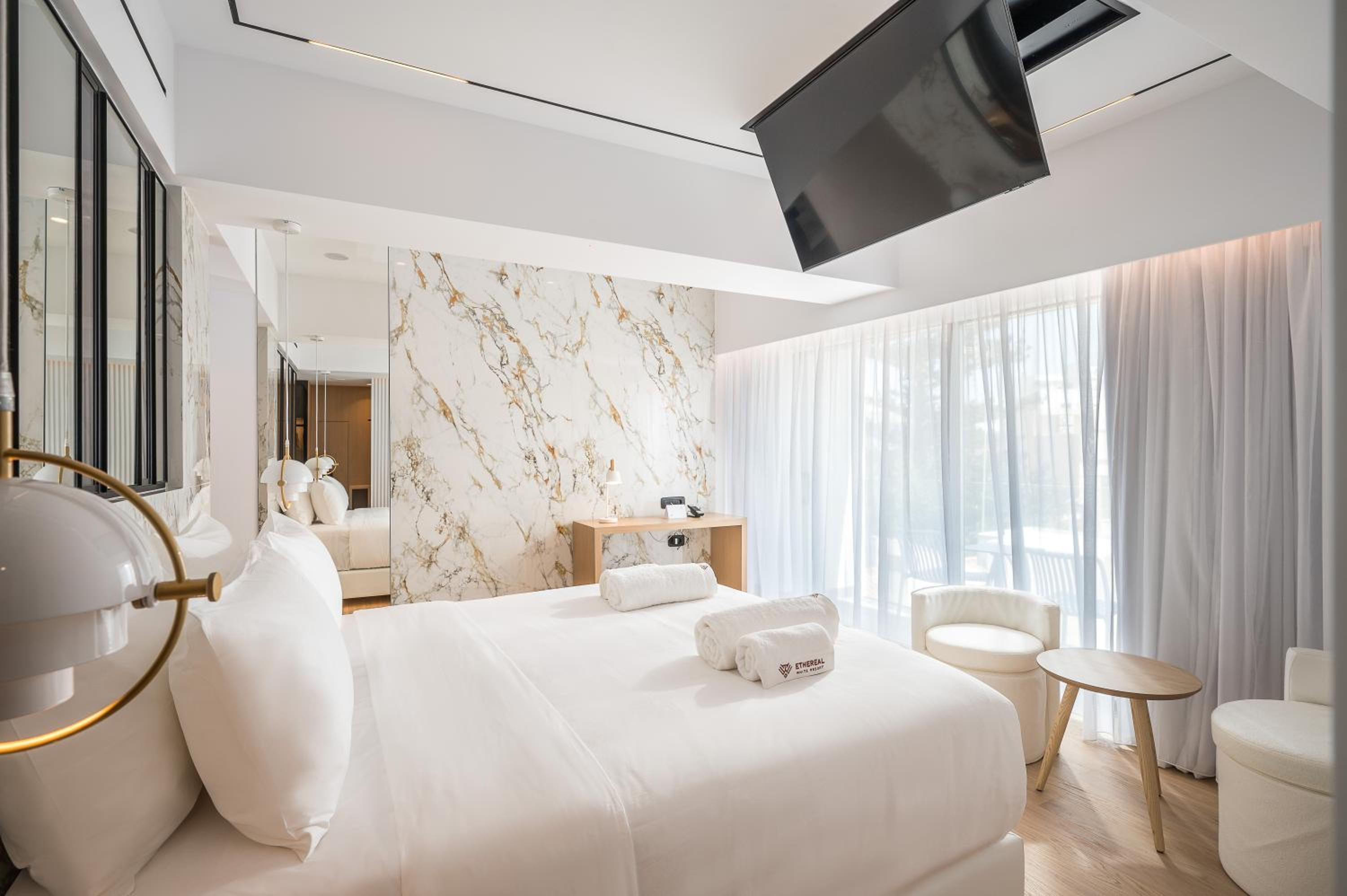 Luxury Suite - Photo 11