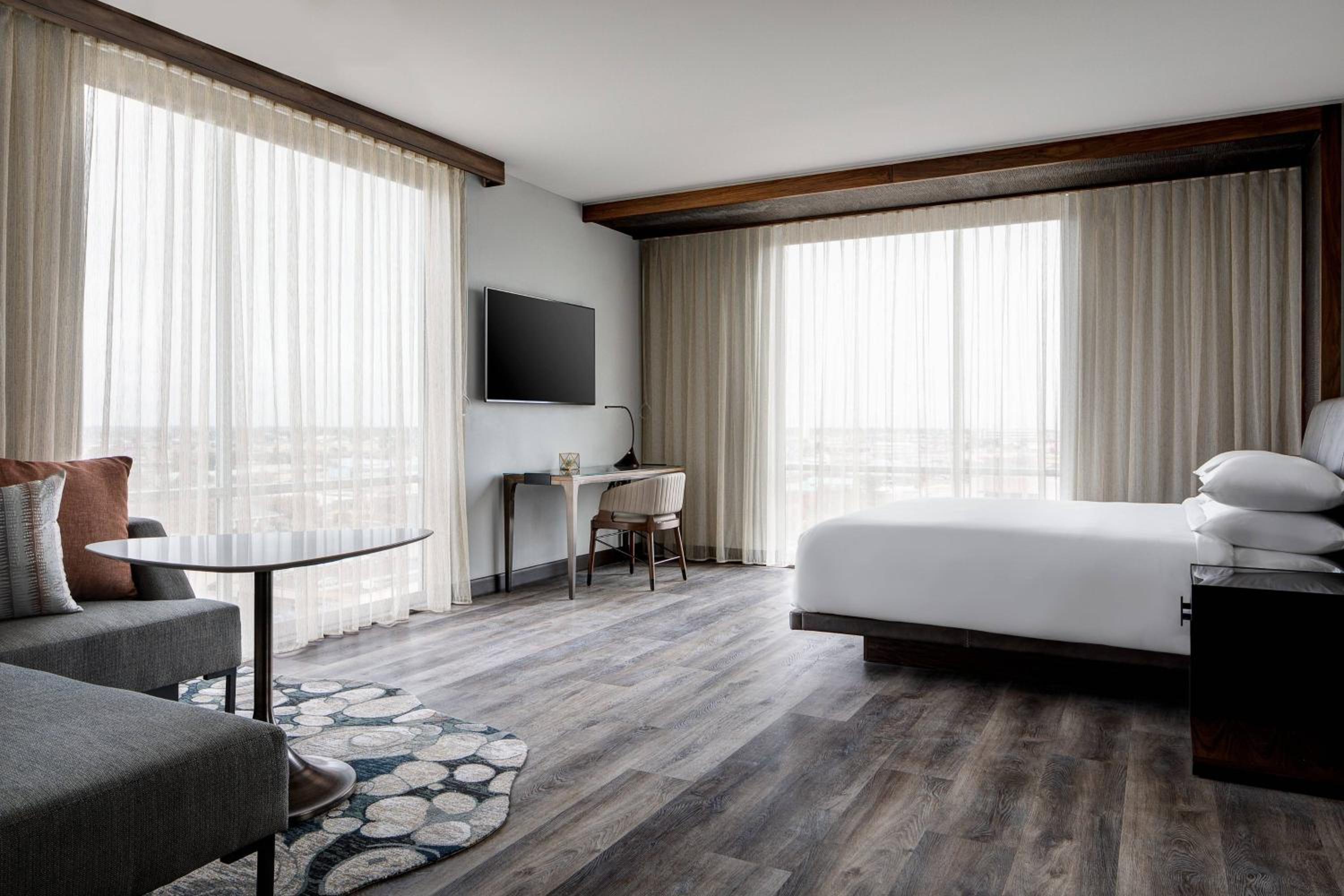 Club King Room with Lounge Access and City View - Photo 6