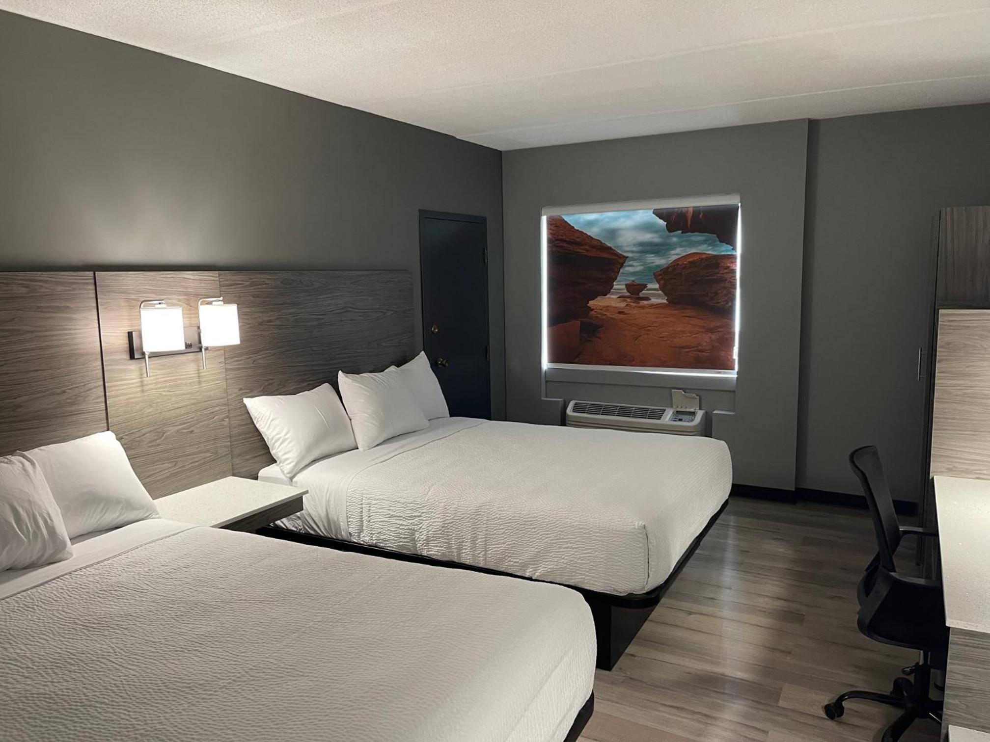 Deluxe Queen Room with Two Queen Beds - Non-Smoking - Photo 2