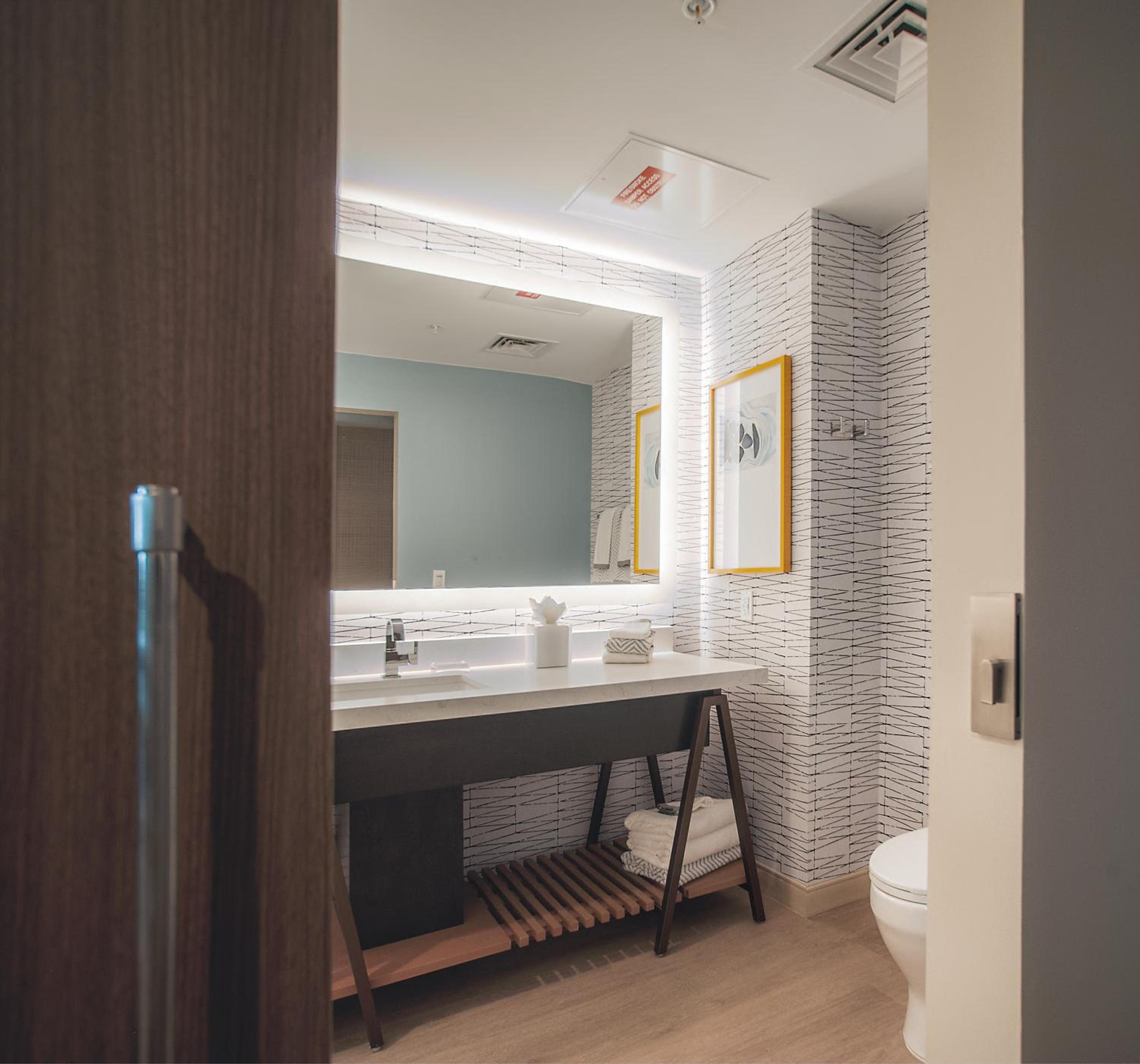 Quadruple Room with Two Queen Beds and Tub - Disability Access/Non Smoking - Photo 6