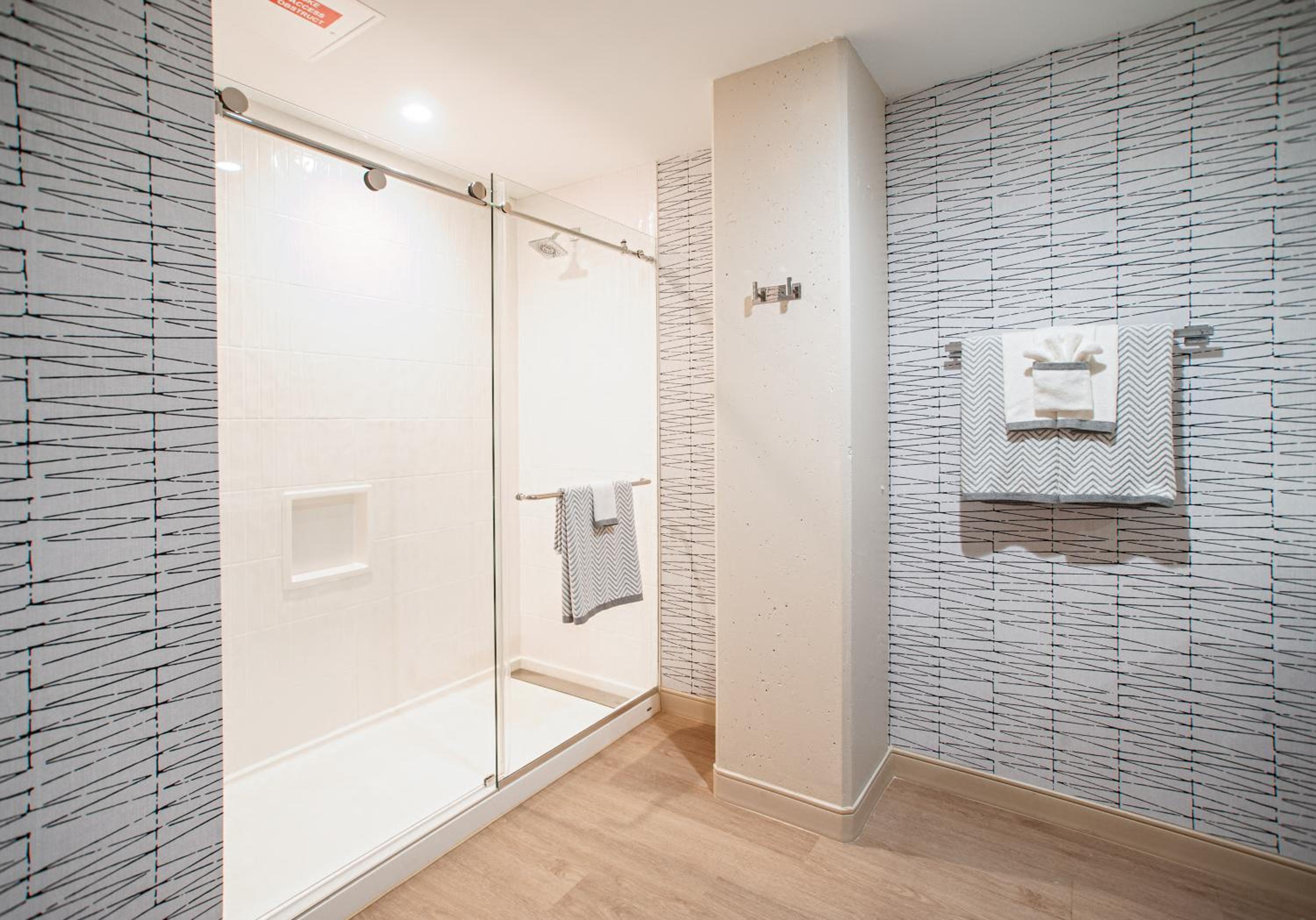 Quadruple Room with Two Queen Beds and Roll-In Shower - Disability Access/Non Smoking - Photo 7
