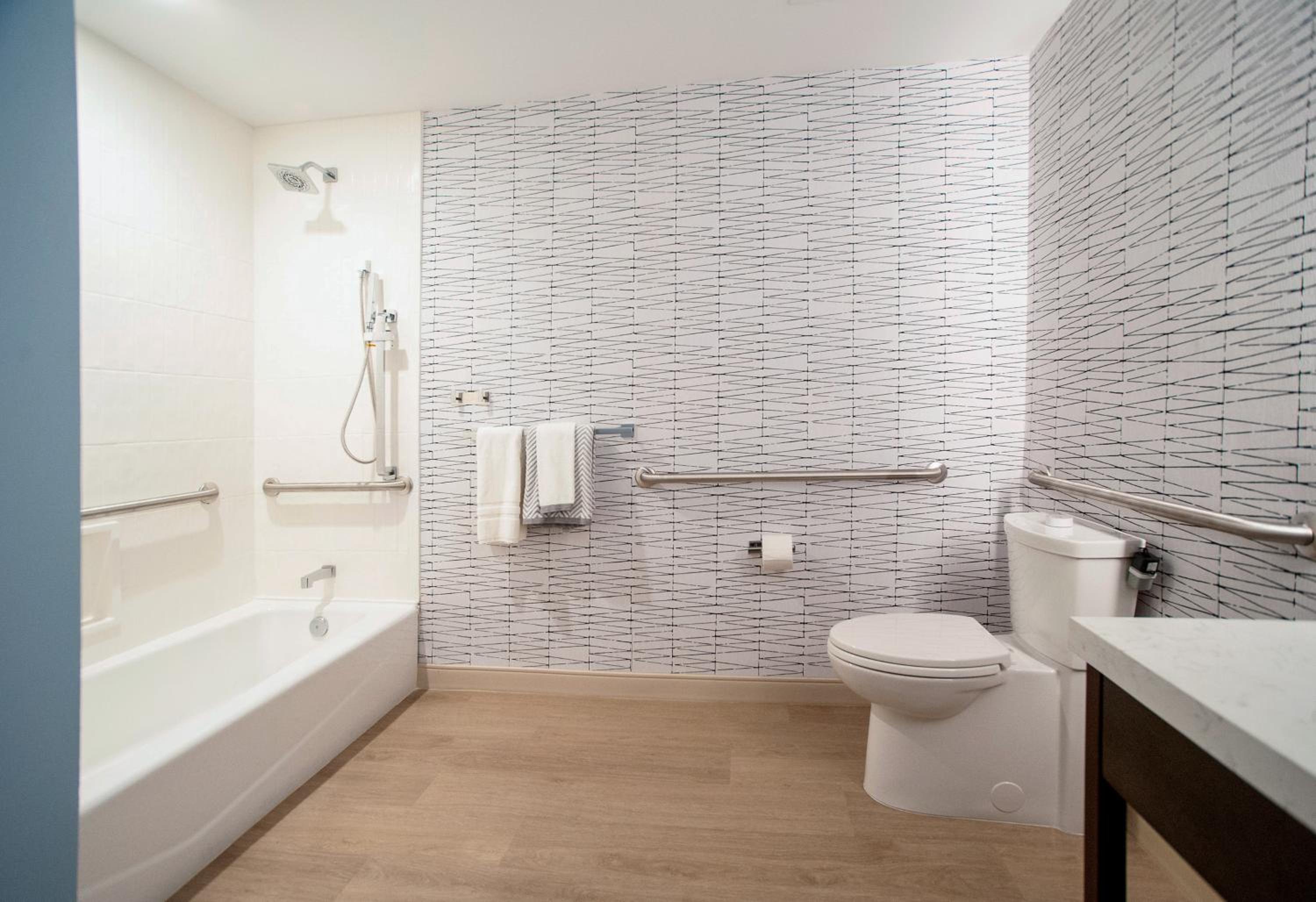 Quadruple Room with Two Queen Beds and Tub - Disability Access/Non Smoking - Photo 3