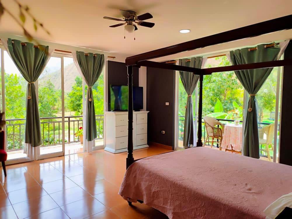 Deluxe Queen Room photo 1