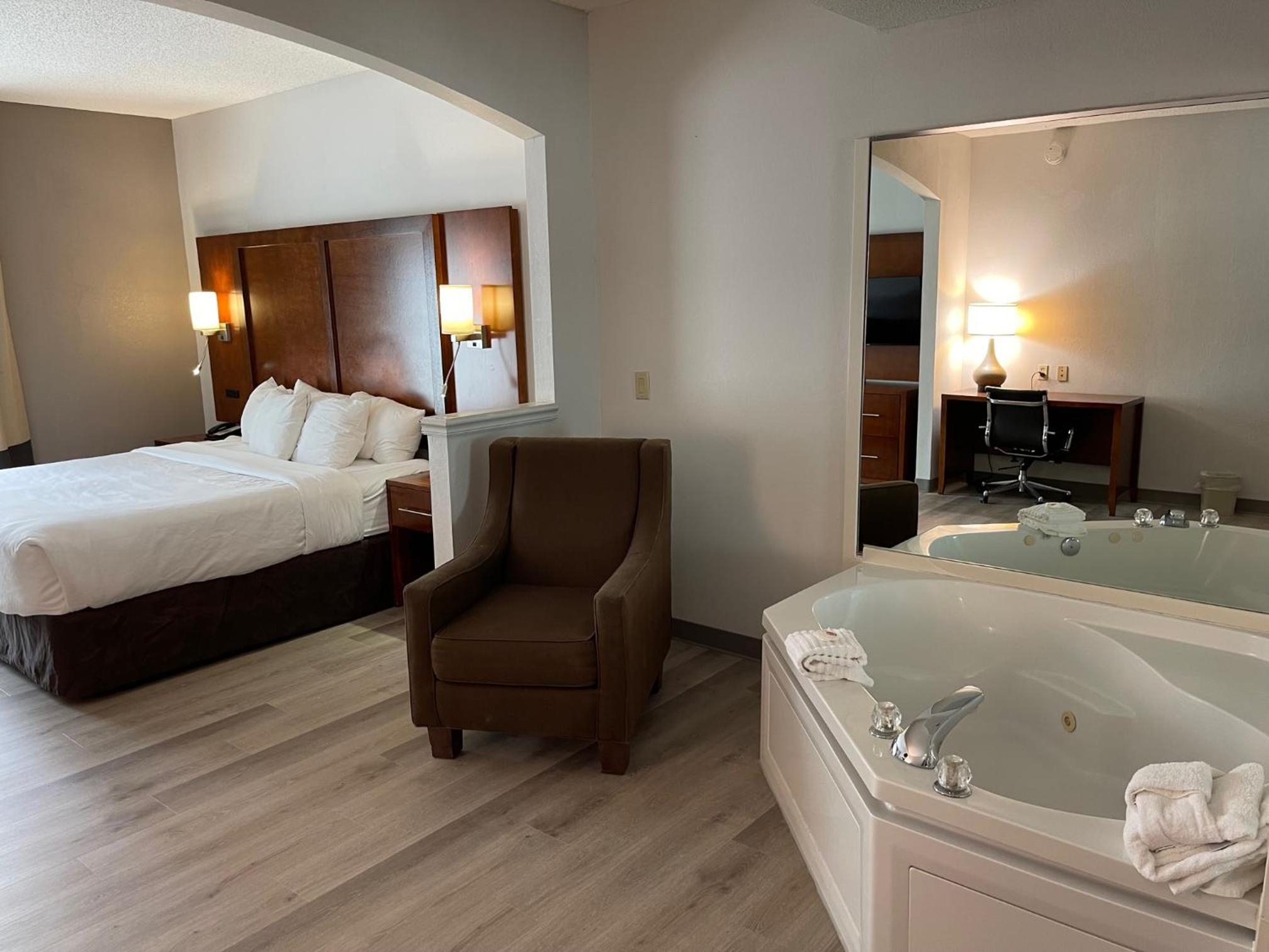 King Suite with Whirlpool - Non-Smoking - Photo 3