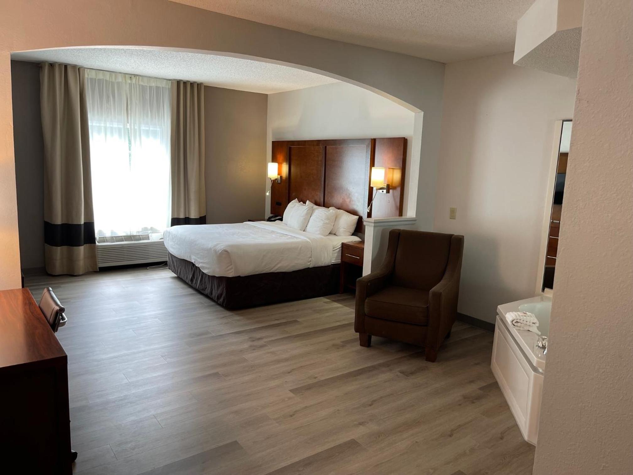 King Suite with Whirlpool - Non-Smoking - Photo 1