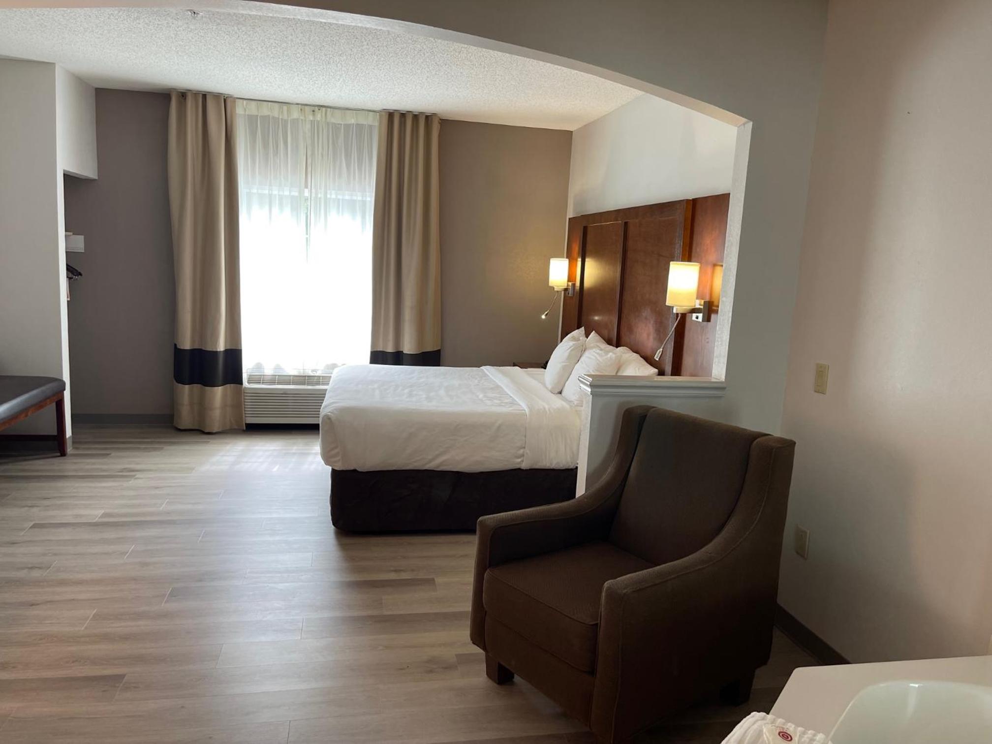 King Suite with Whirlpool - Non-Smoking - Photo 10
