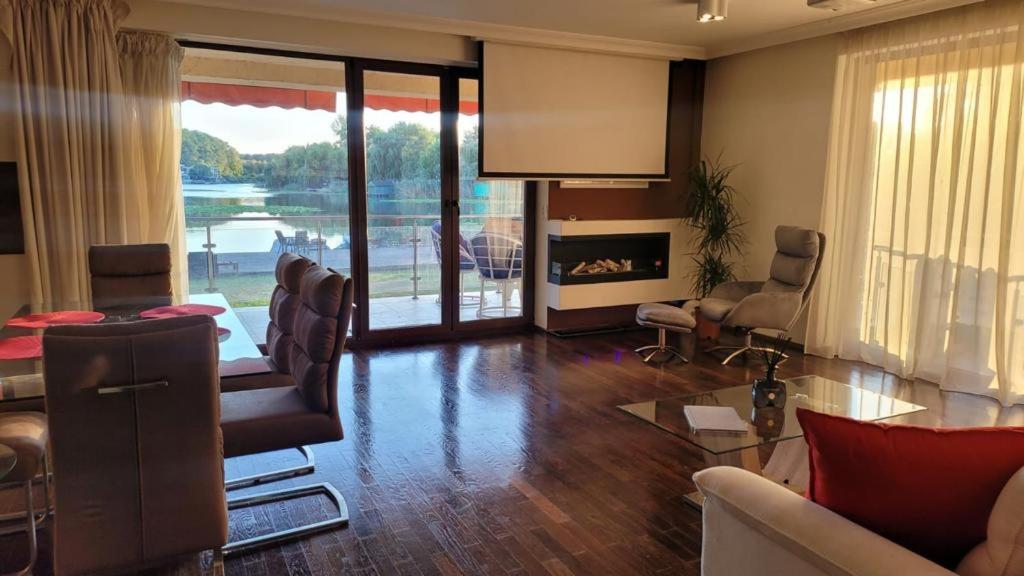 Family Room With Lake View photo 1