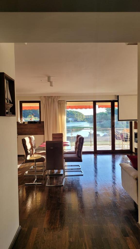 Family Room With Lake View photo 3