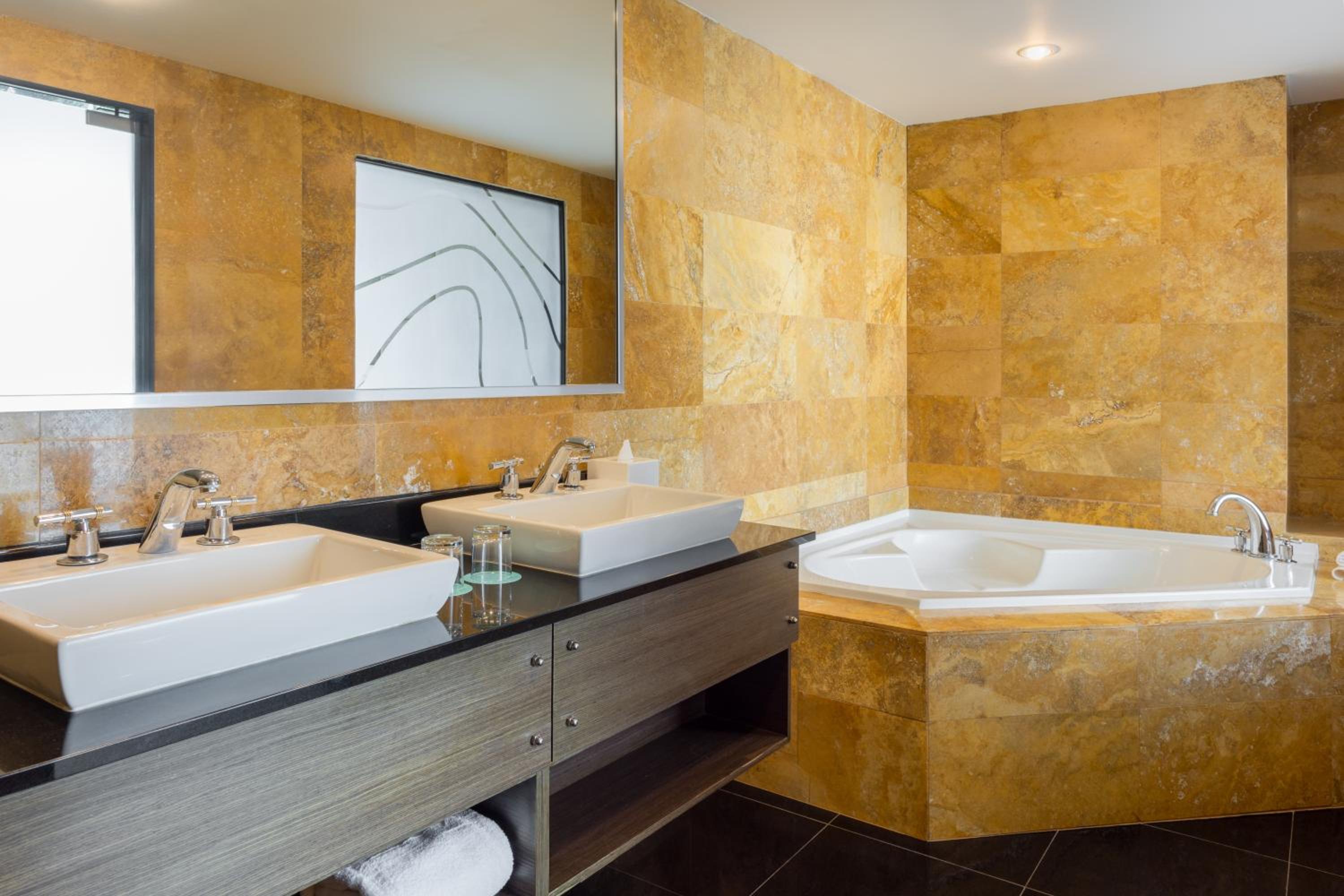 Diamond Suite, Club lounge access, 1 Bedroom Larger Suite photo 2