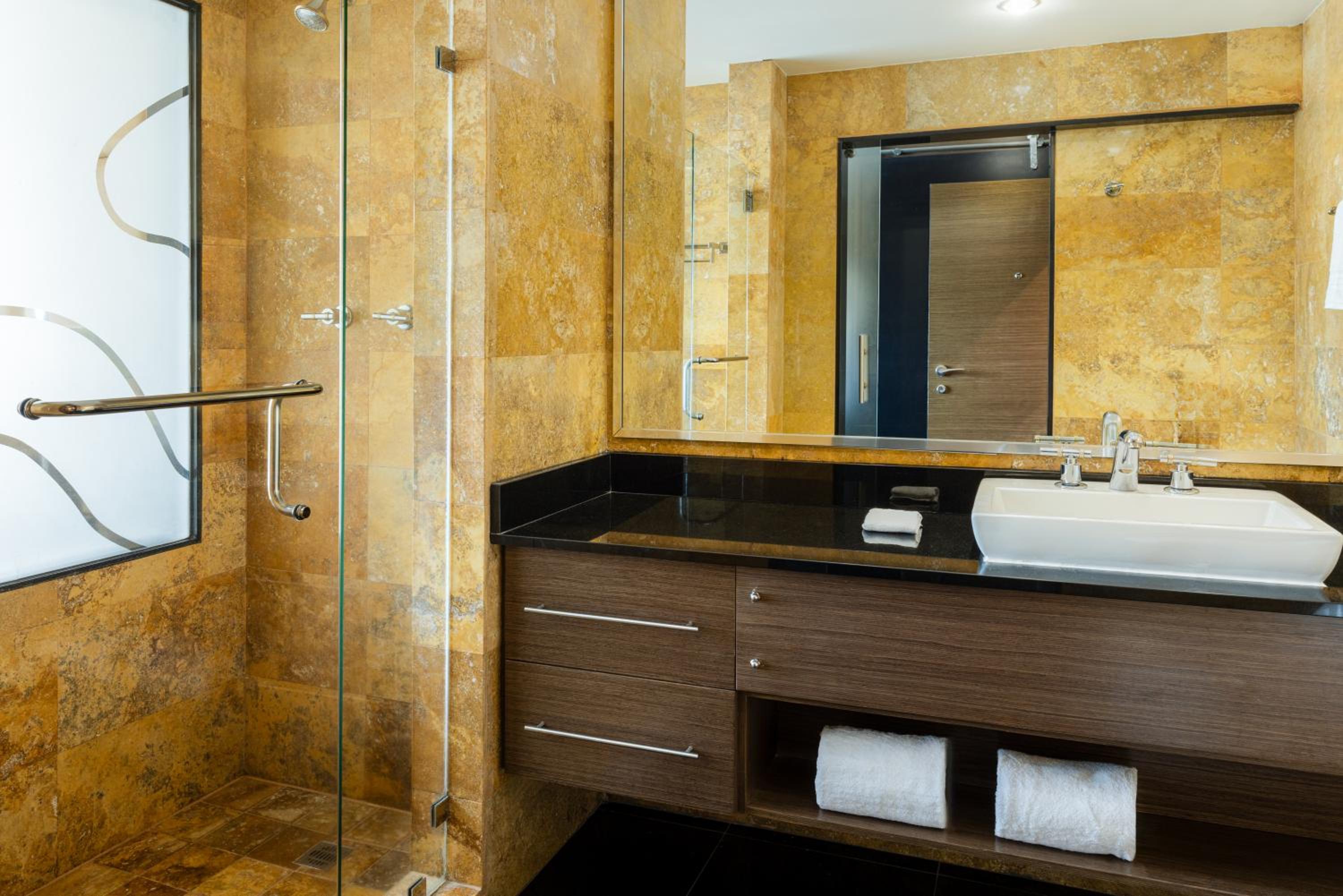 Executive, Club lounge access, Guest room, 1 King, City view photo 3