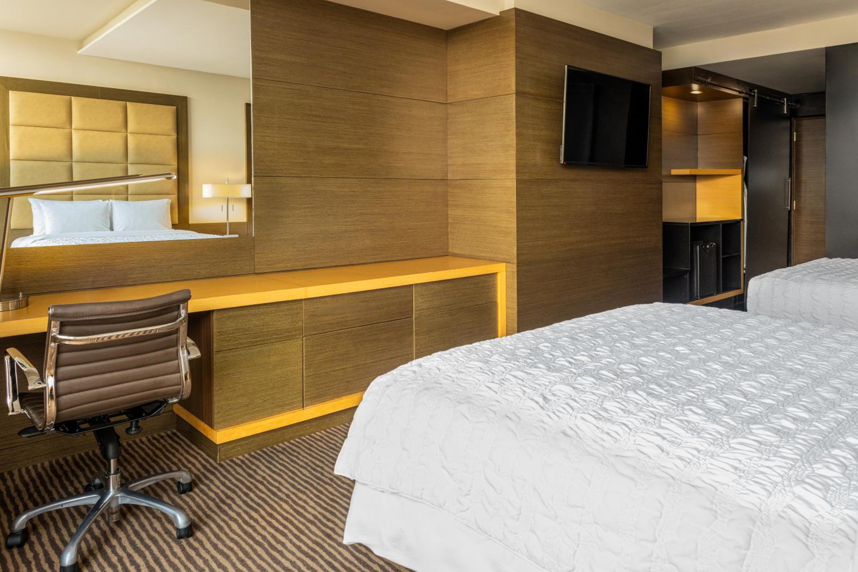 Executive, Club lounge access, Guest room, 1 King, City view photo 1