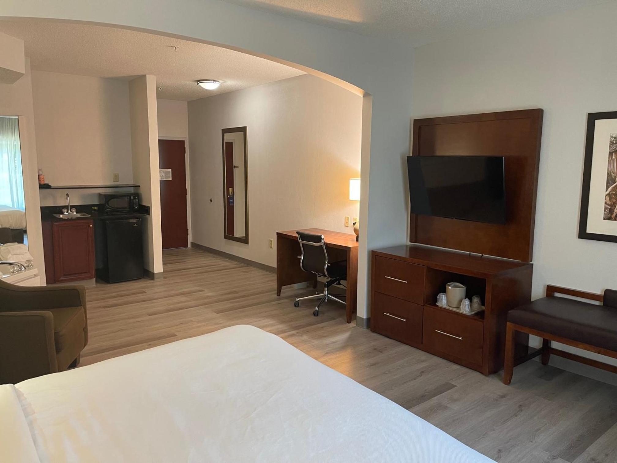 King Suite with Whirlpool - Non-Smoking - Photo 9