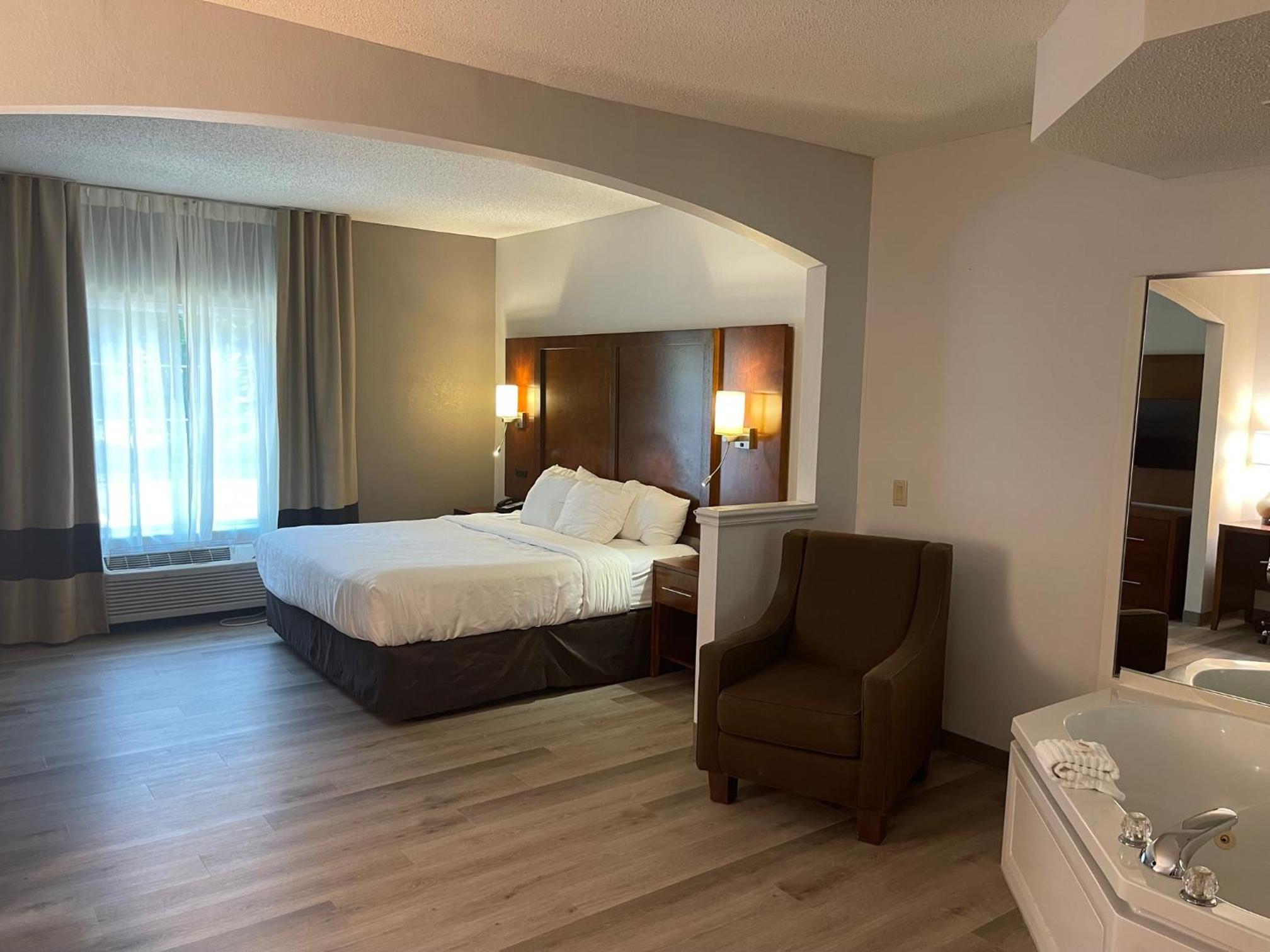 King Suite with Whirlpool - Non-Smoking - Photo 8