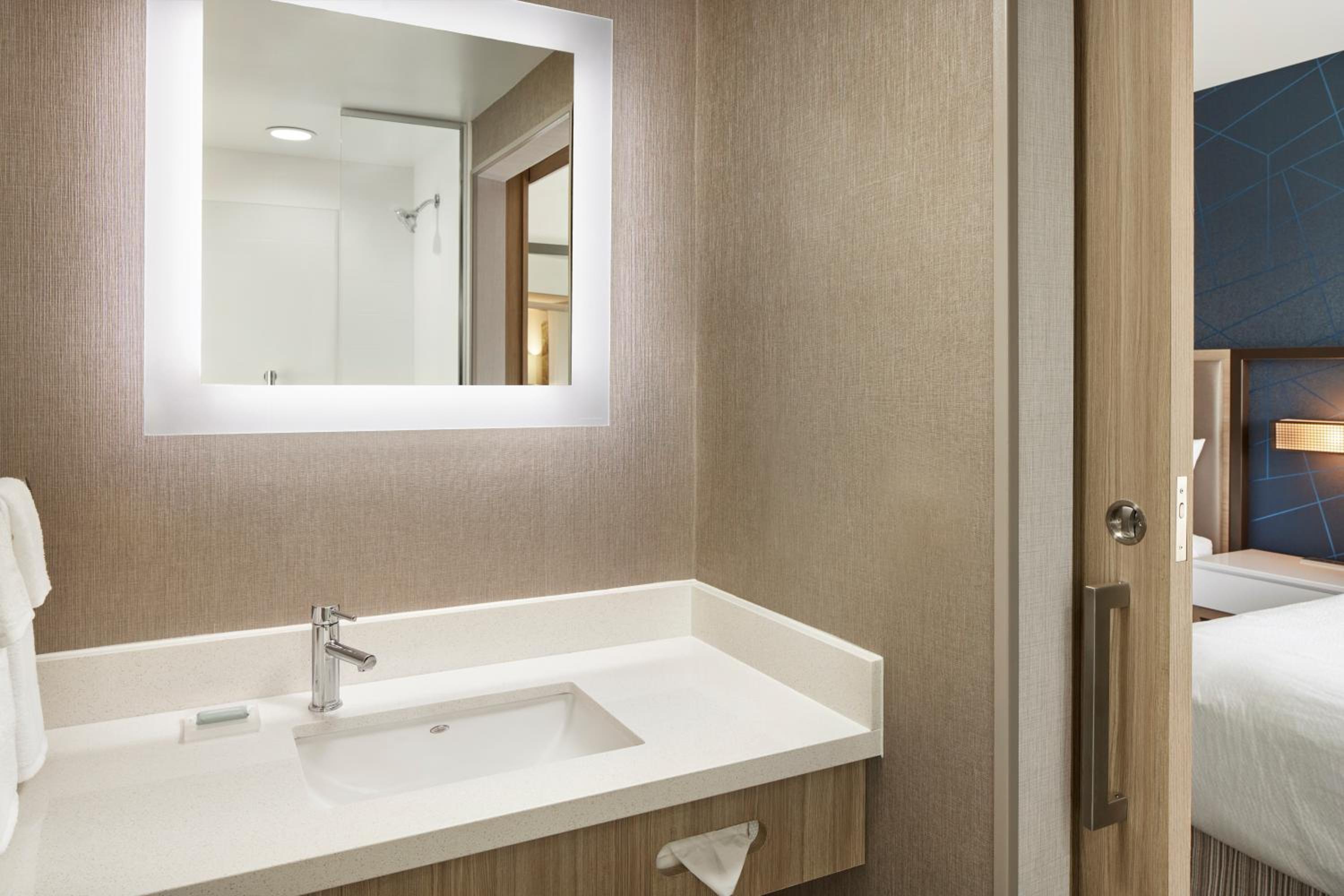 Queen Suite with Two Queen Beds and Trundle Bed - 1st Floor - Photo 2