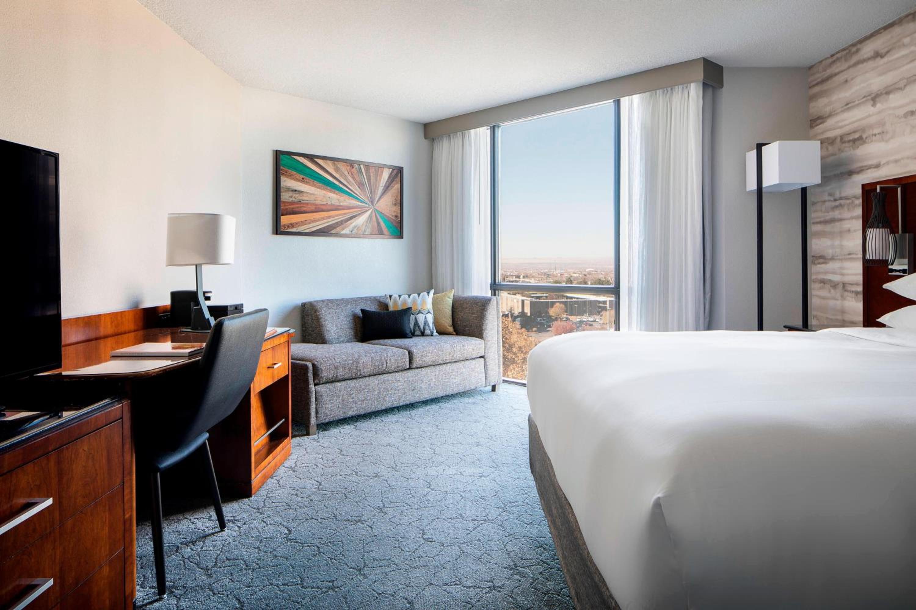 King Room with City View - Photo 7
